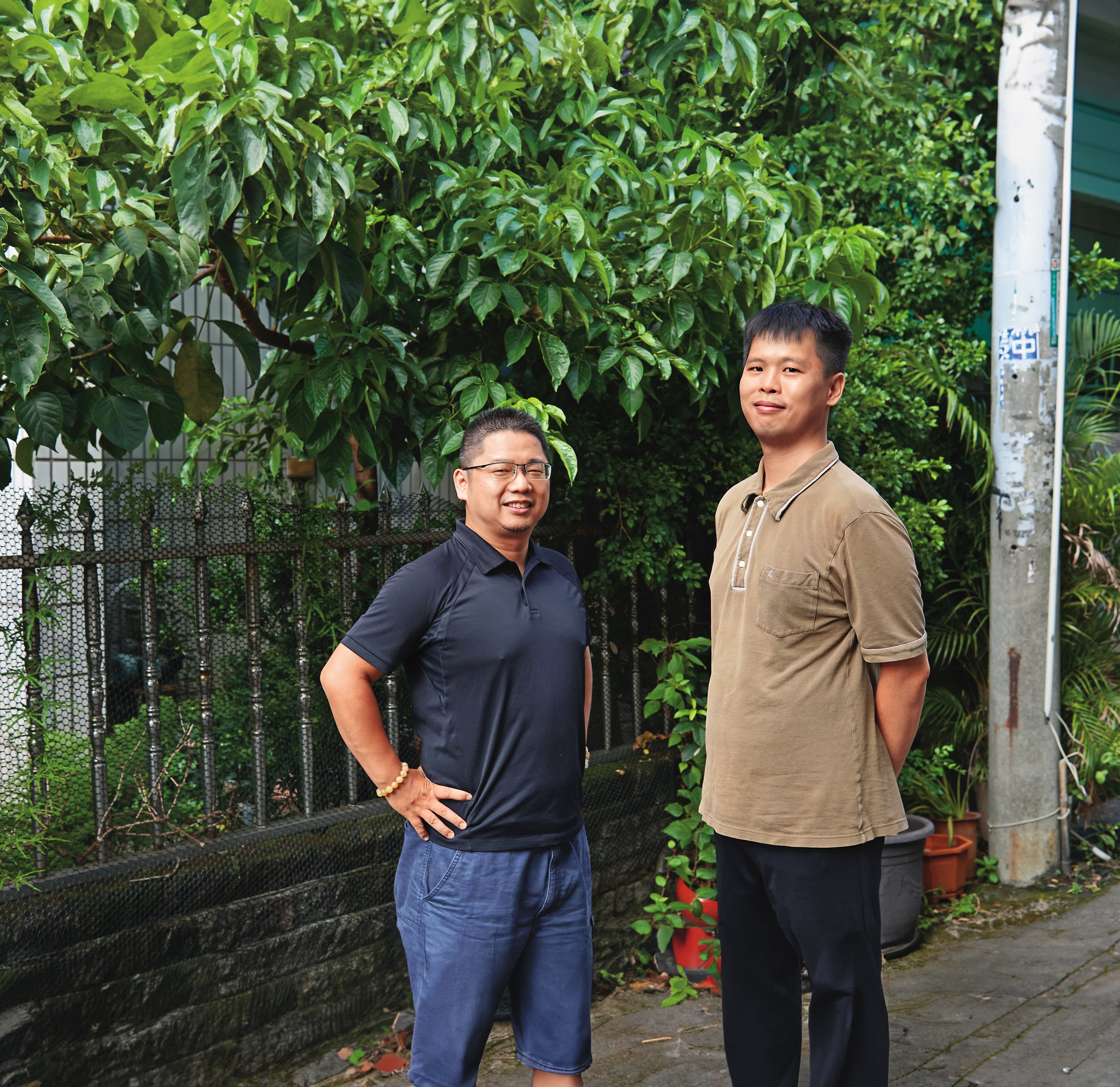 《友繪的小梅屋記事簿》是清水（右）的第一本商業漫畫創作，同人社團「三色坊」負責人Haku（左）擔任故事協力。（周文凱攝）