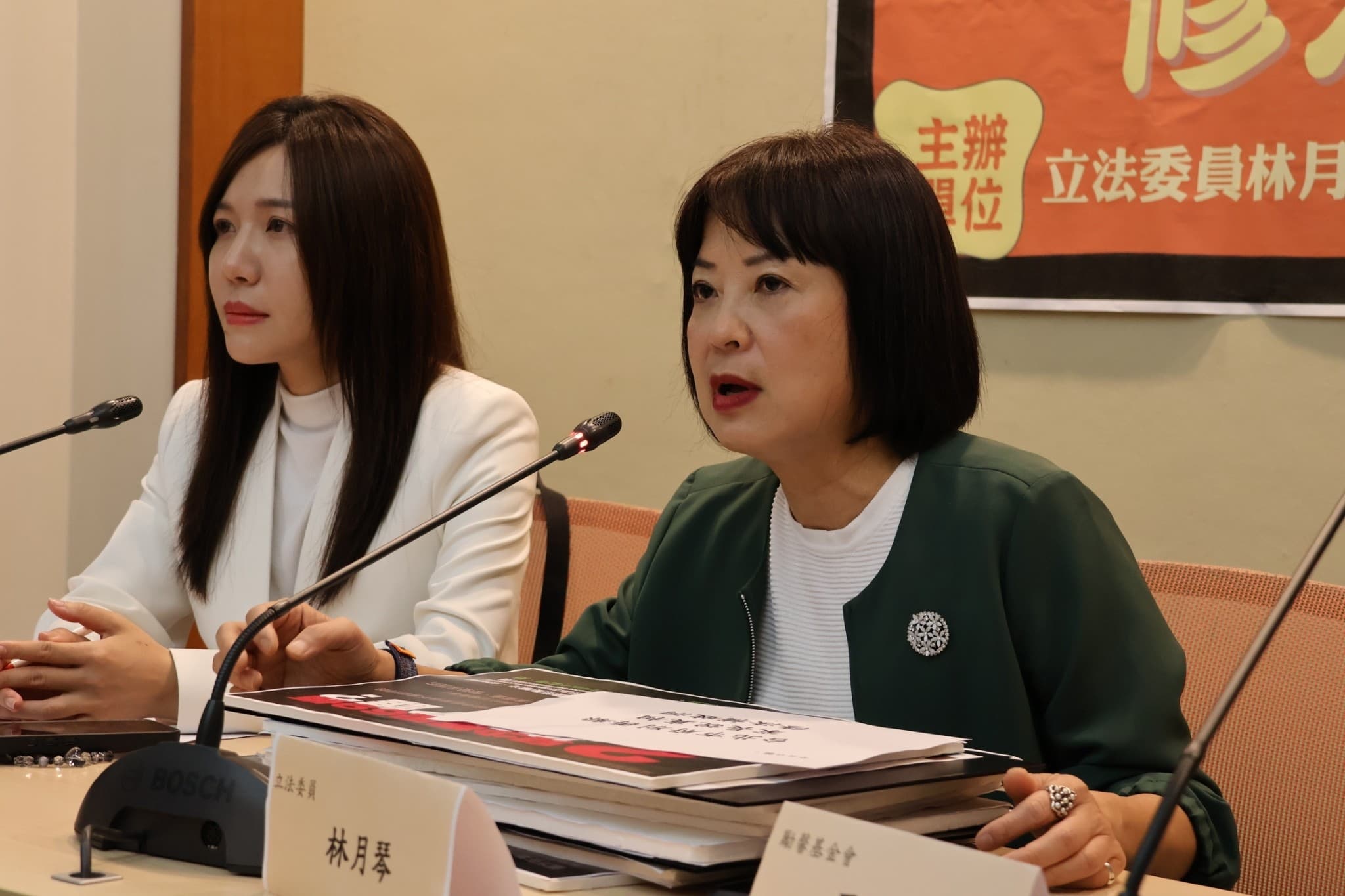 林月琴認為北市府應該出面交代清楚,2022年7月狼師第一案到底是哪個局處該負責。(立委林月琴提供)