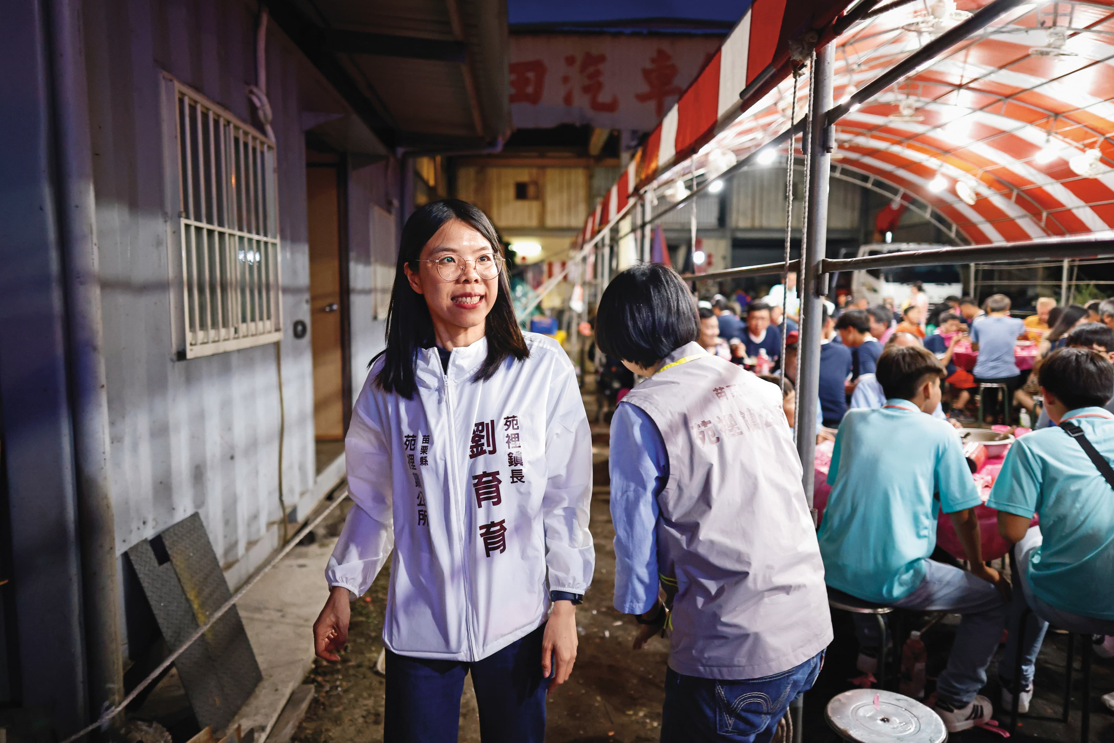 劉育育出席宮廟平安餐會並上台致詞。