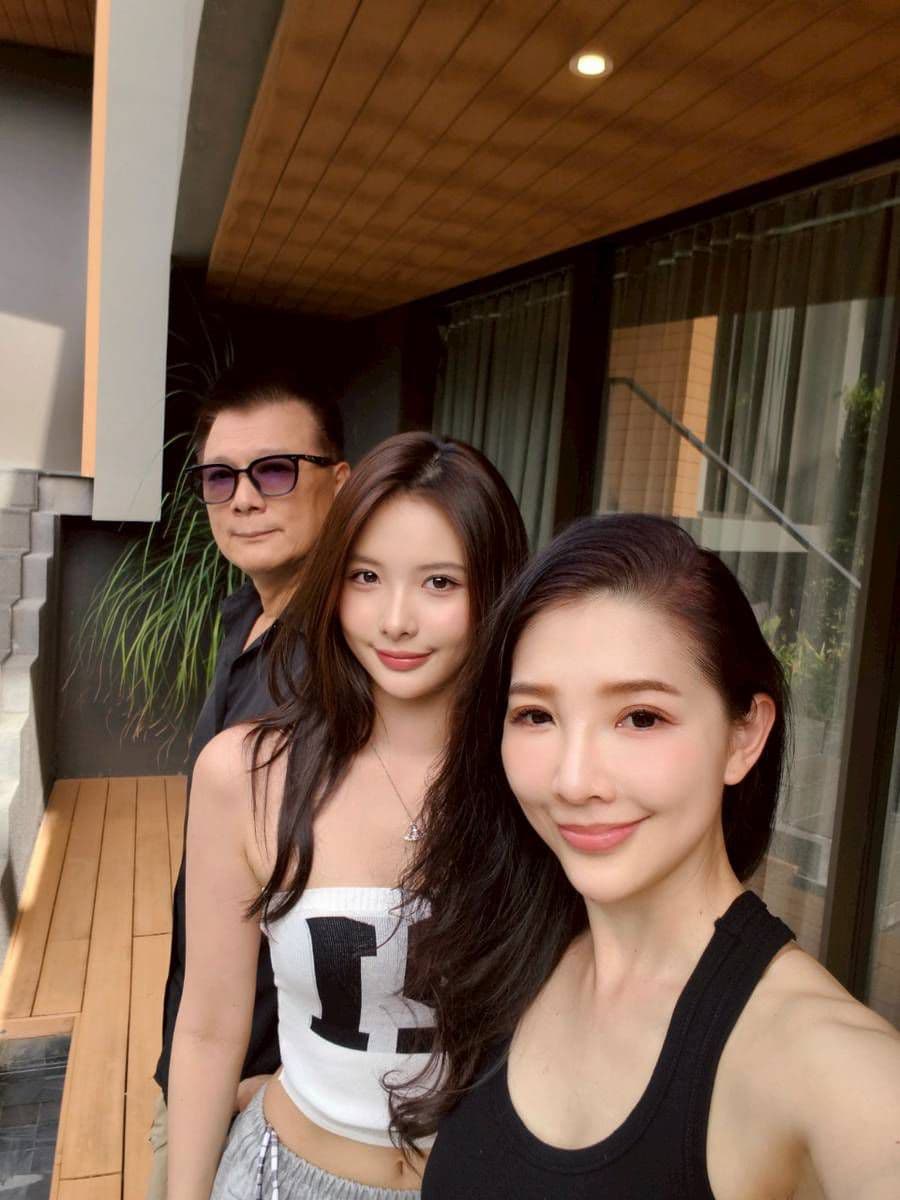 蔡中泠(中)是蔡詩萍(左)和林書煒(右)的獨生女,因高顏值和高學歷成為話題。(翻攝蔡詩萍臉書)