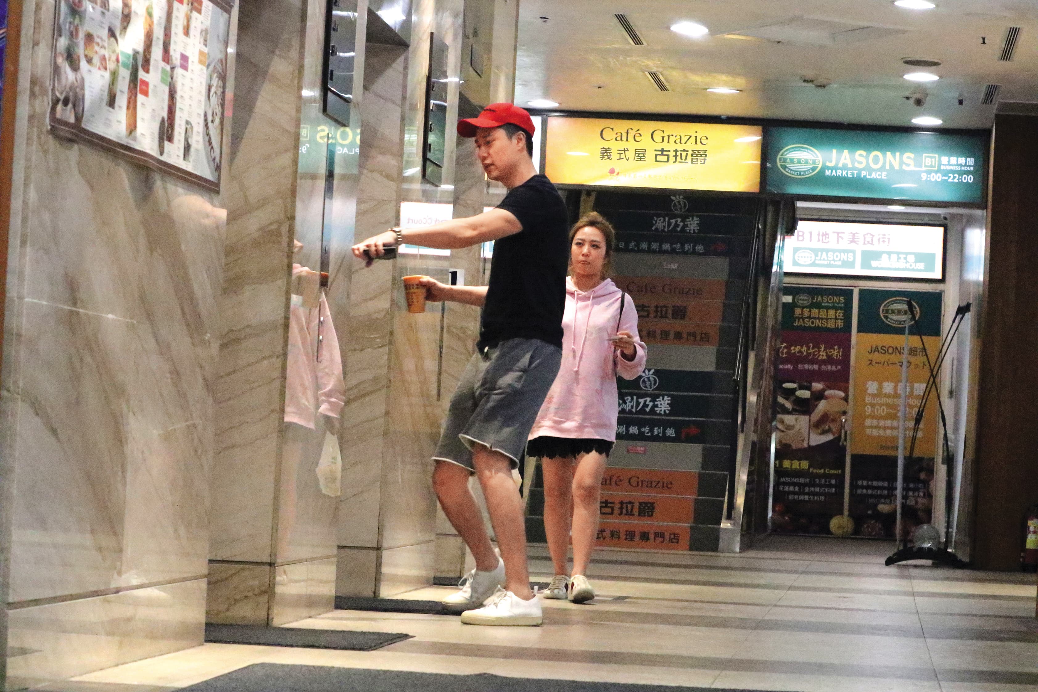 劉書宏(左)曾與網紅團體「這群人」成員茵聲(右)交往3年多,然後3年前分手。