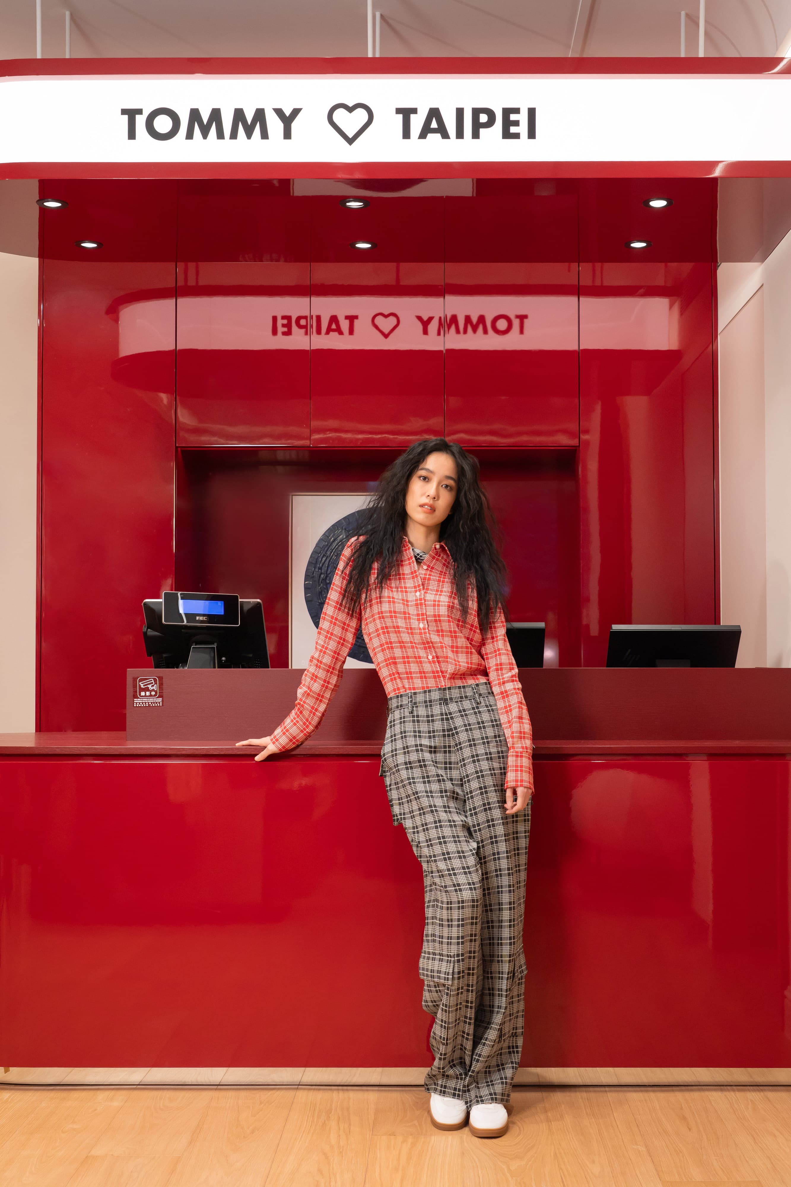 陳庭妮身穿格紋襯衫NT$7,780、格紋工裝長褲NT$11,800。（TOMMY HILFIGER提供）