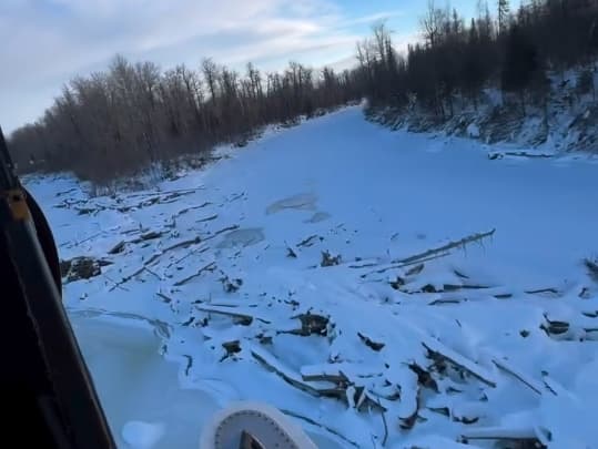 阿拉斯加偏遠地區的交通非常不便，路面都是厚厚的雪地，凍結著路面，令居民出入困難。（翻攝自instagram @akbrunette）