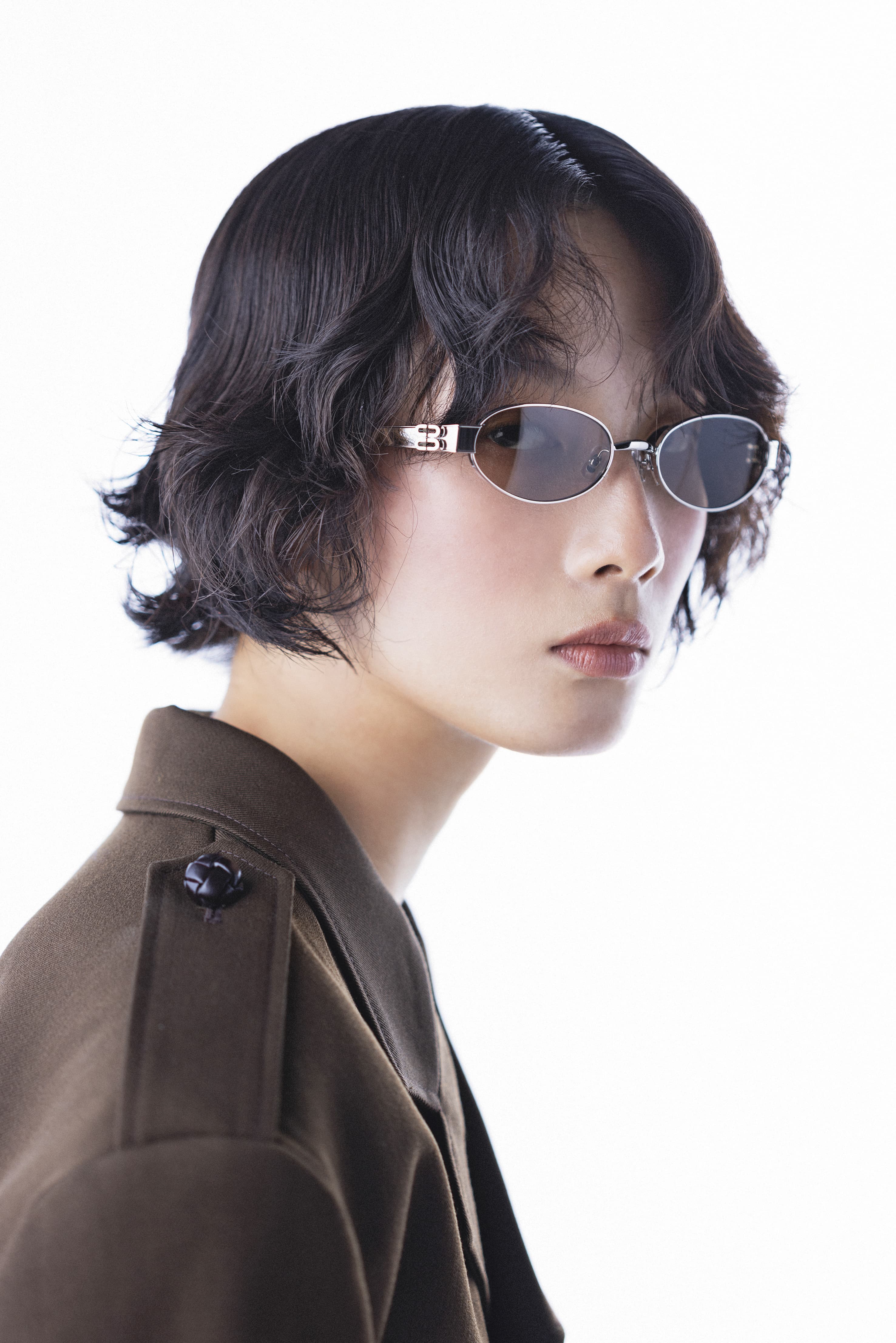 Cali 02 金屬框墨鏡 NT$8,120 by Gentle Monster/裙襬夾克 NT$155,000 by CELINE