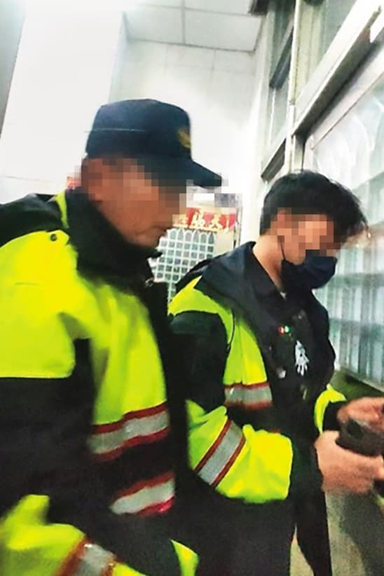 夏米雅無預警改掉住家大門電子鎖密碼,讓韓先生入不了家門,氣到報警處理。(韓先生提供)