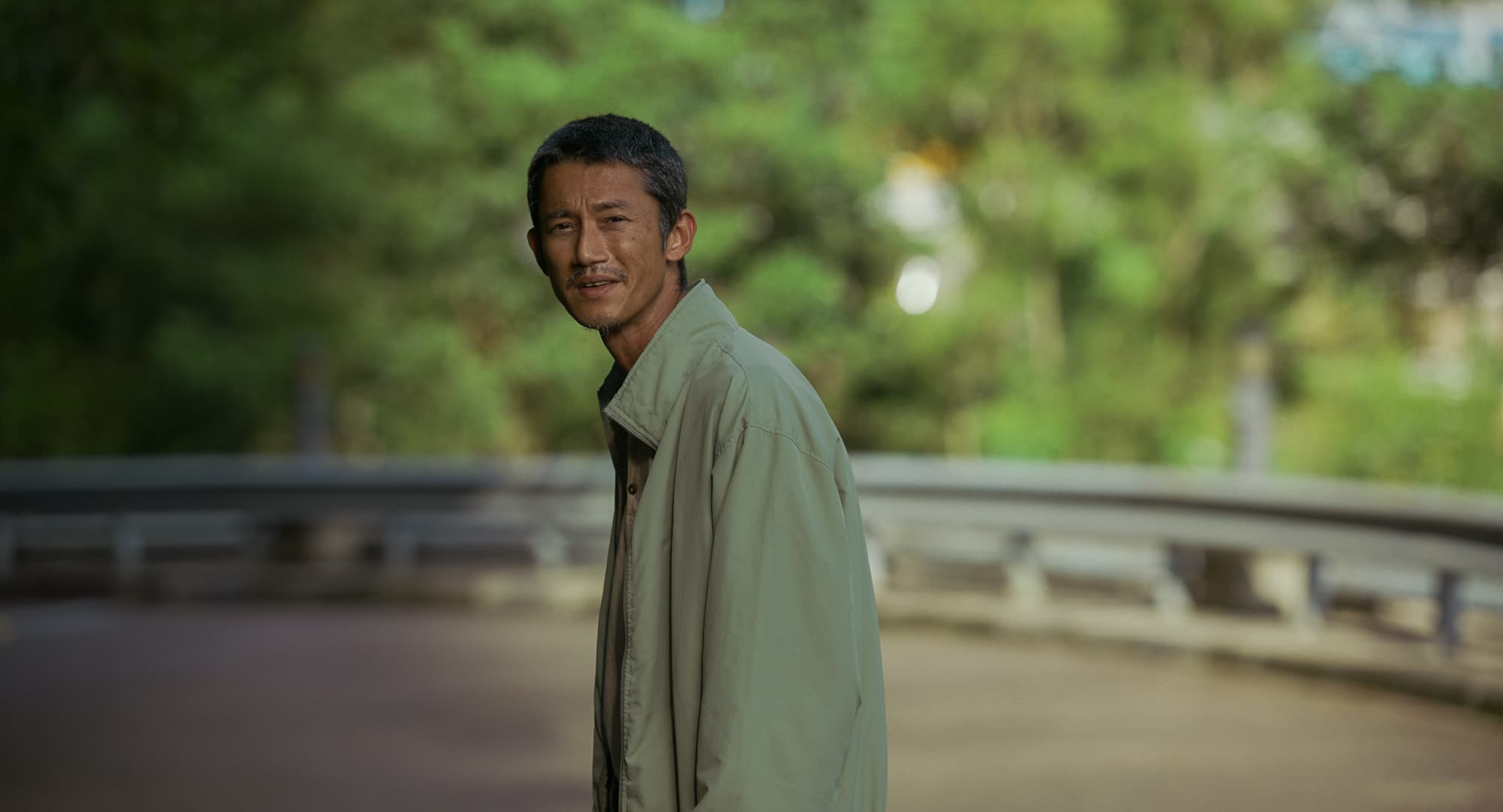 片中潦倒的吳慷仁一幕回眸後步履蹣跚離開的鏡頭,被讚「背影都有戲」。(甲上提供)