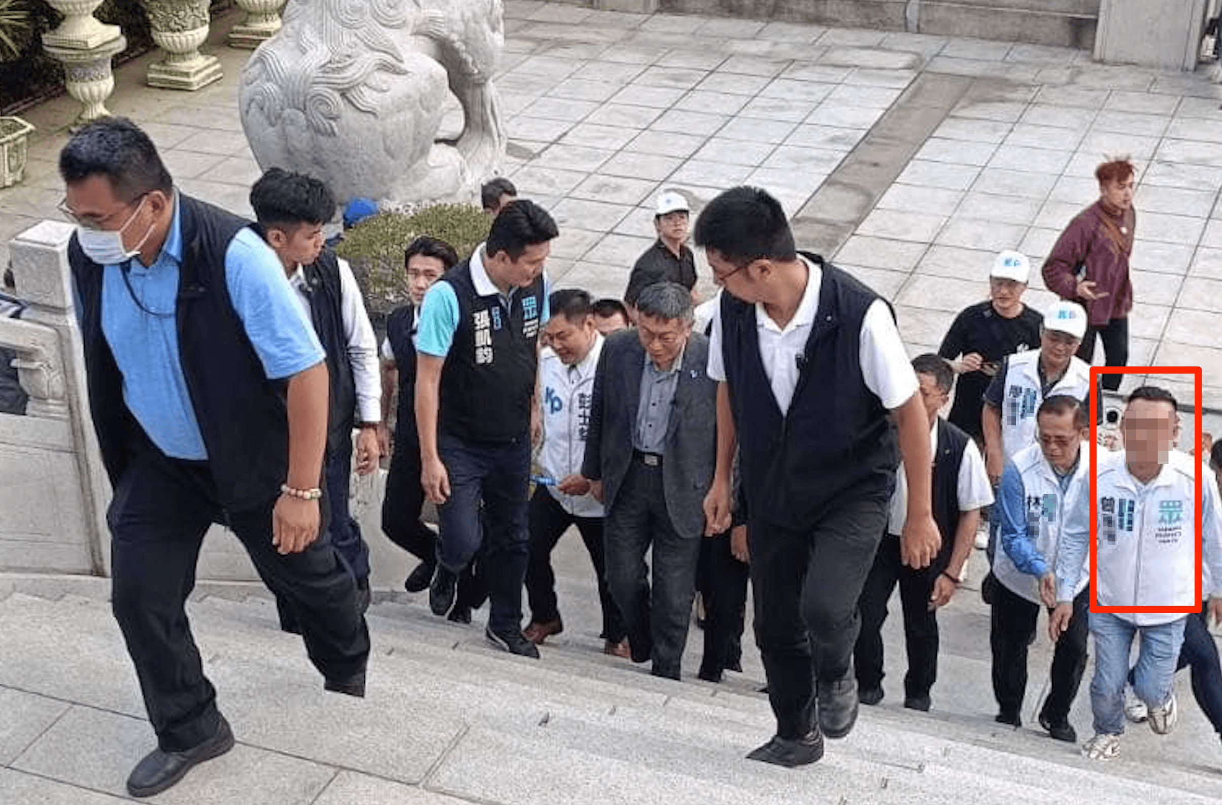 曾男因擔任民眾黨桃園黨部的區主任有不少機會與柯文哲同框,但因有前科等黑歷史,基層質疑黃成峻用人能力欠佳。(翻攝曾姓前區主任臉書)