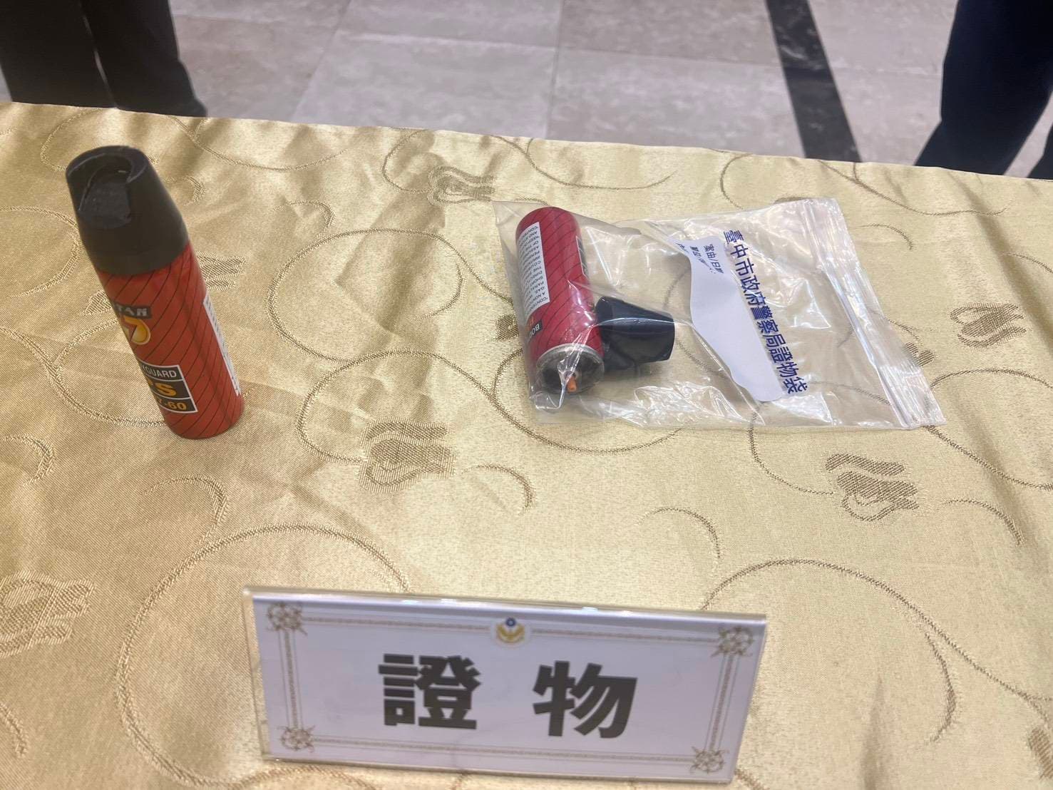 受損的辣椒水被查扣列為傷害罪證物。(台中市警察局提供)