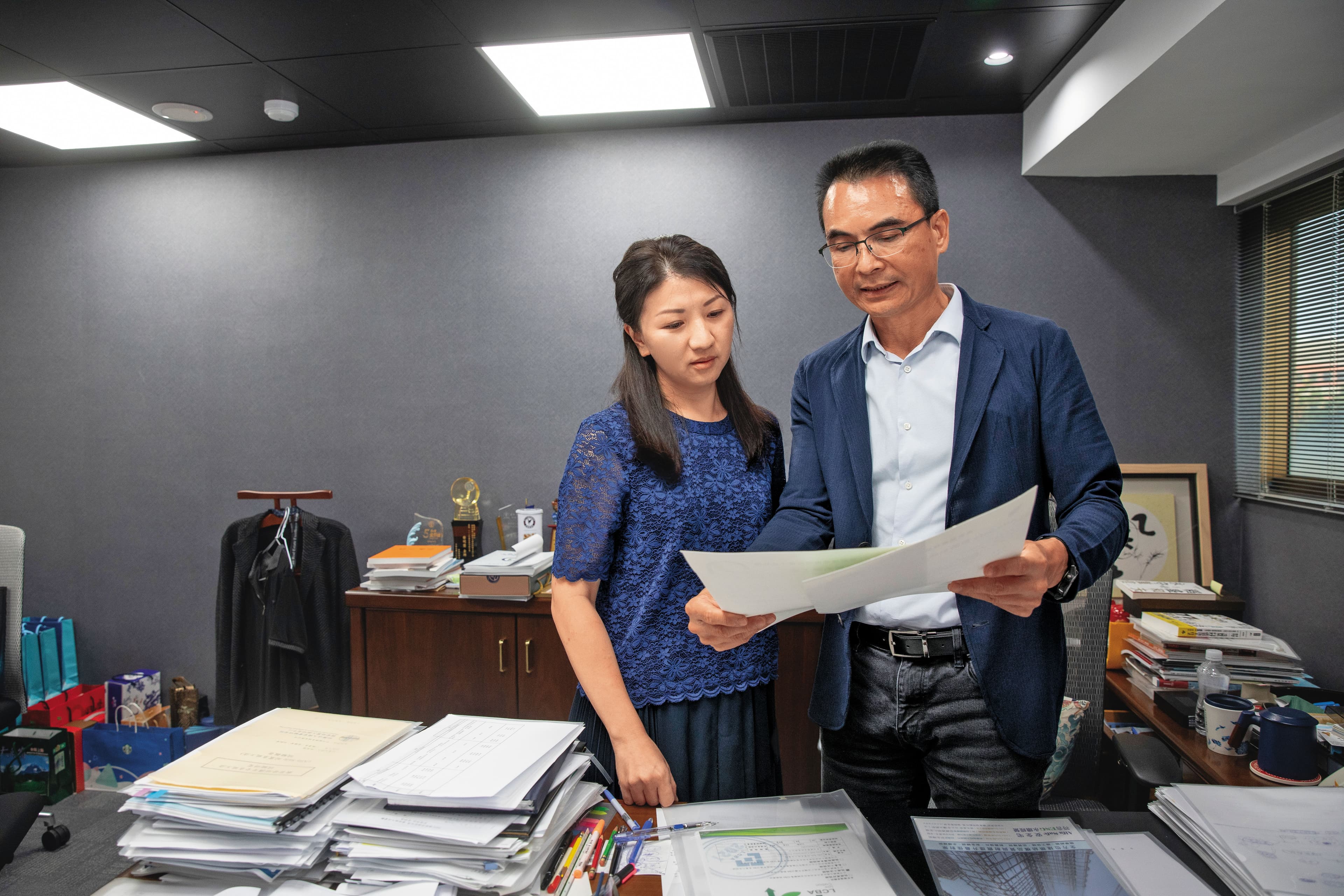 戴雲發在人生低潮時遇見現在的老婆翁惠蘭(左),也成為他堅持結構安全的支柱。