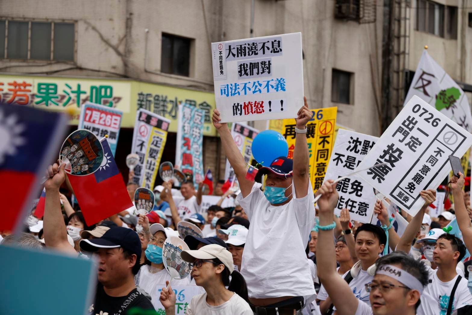 民眾黨今日於民進黨中央黨部前辦造勢活動,活動結束後竟有民眾在民進黨中央門口招牌砸雞蛋。