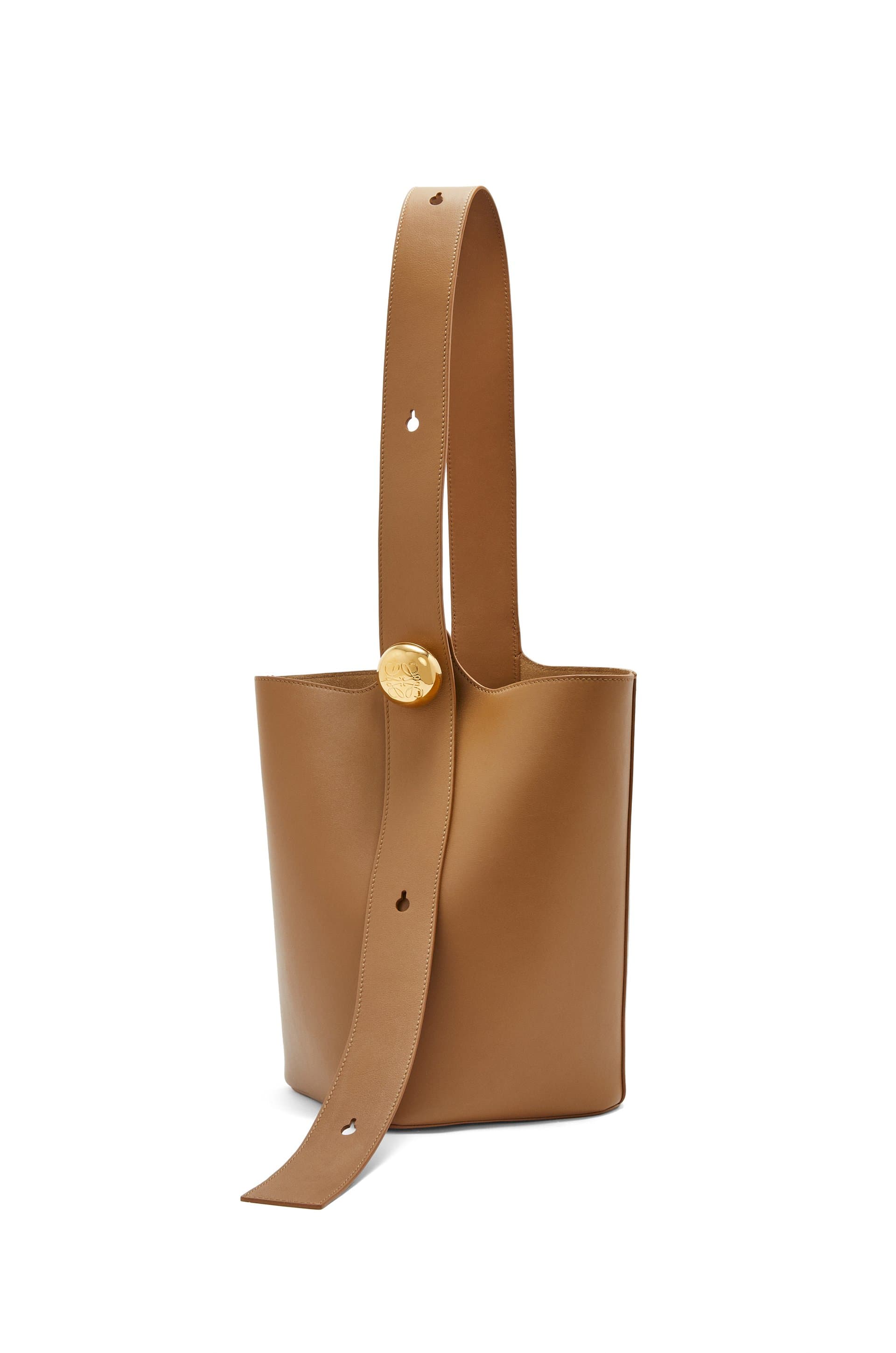 Pebble焦糖色小牛皮中款肩背包。NT$89,000(LOEWE提供)