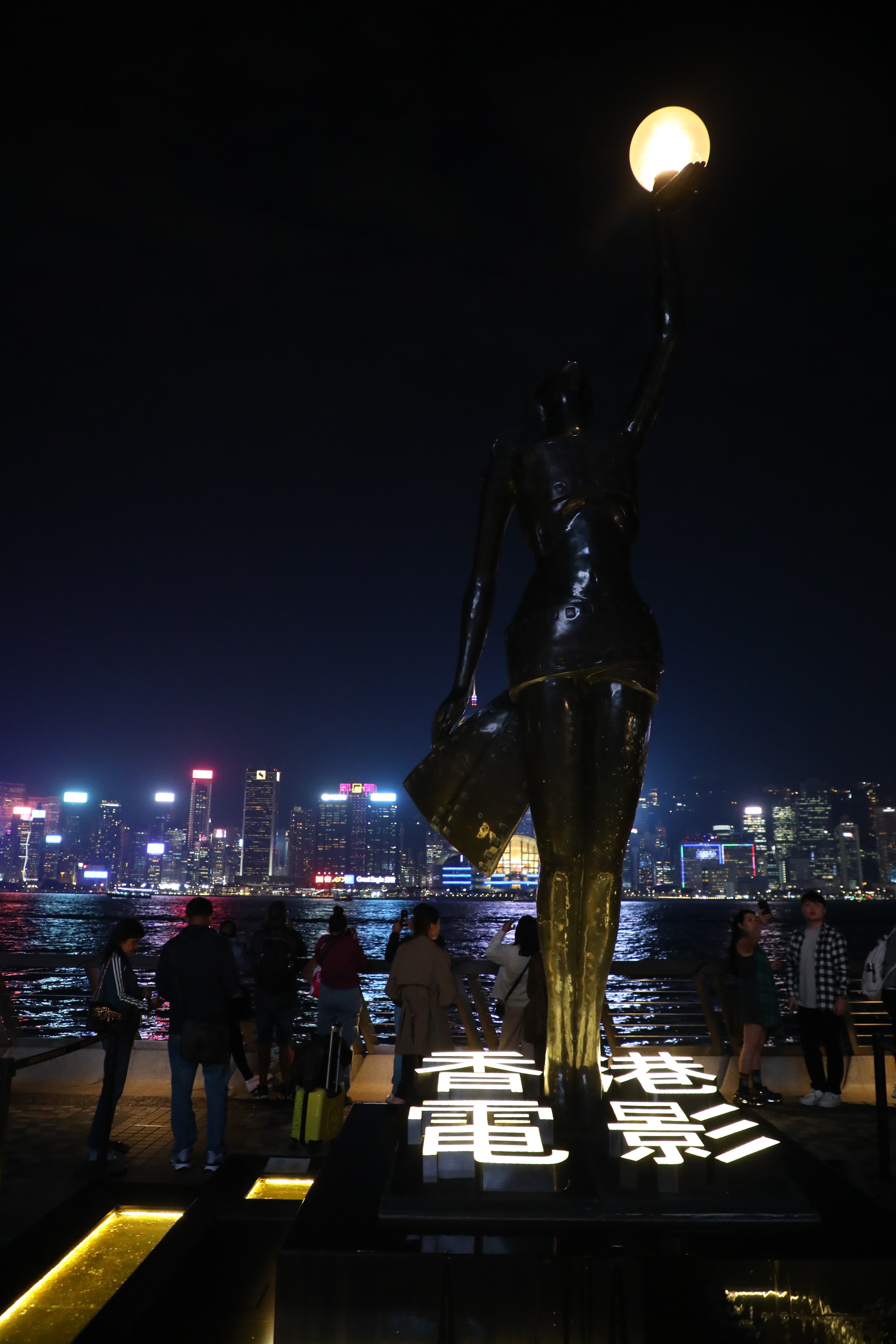 披著電影底片高舉明珠的金像獎女神像,標誌著香港電影的年度盛事。