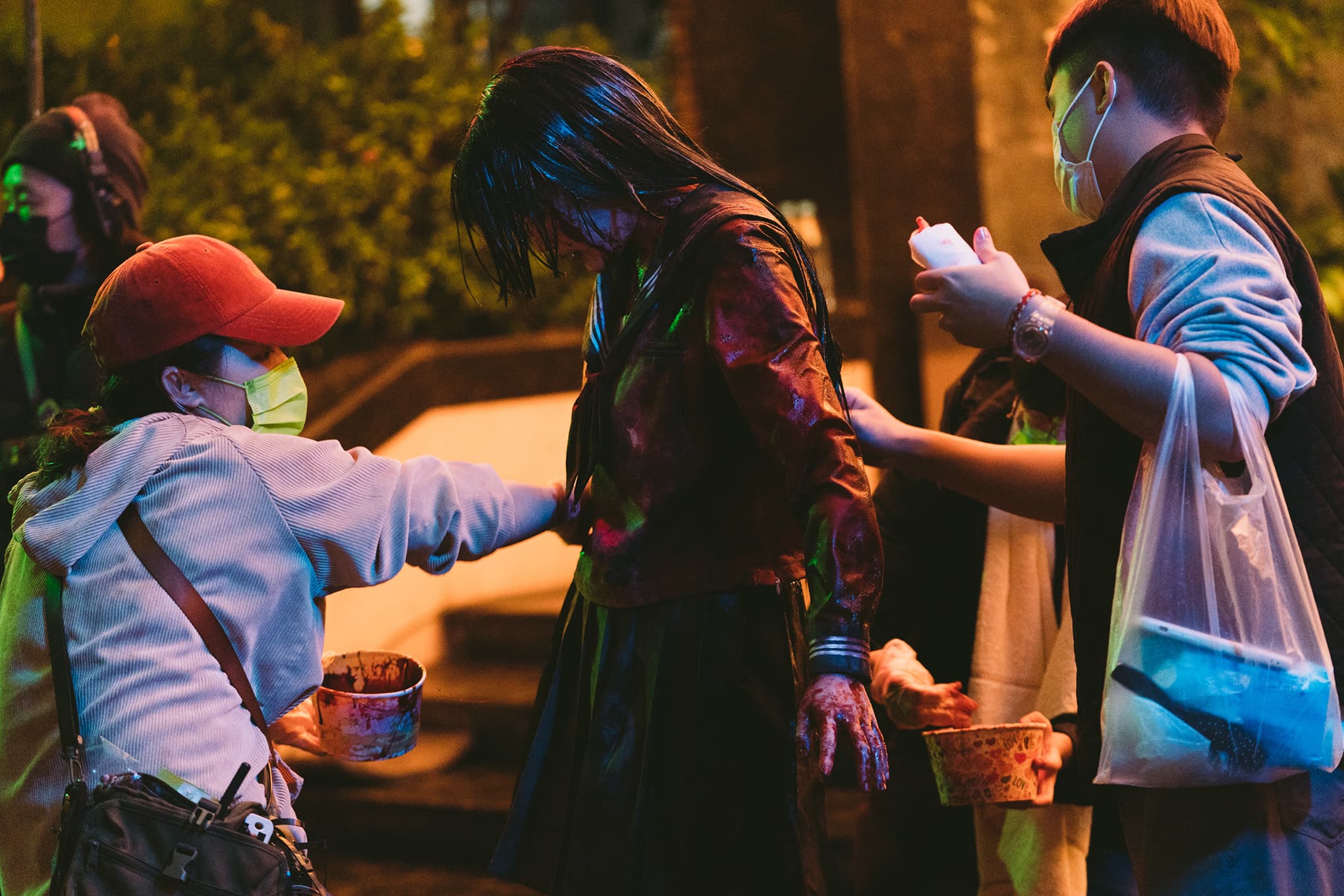 厲鬼爭霸賽動員上百名工作人員,王淨(中)在低溫下滿身血奮力演出。(牽猴子提供)