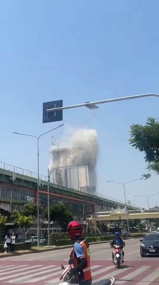 大樓倒塌瞬間,被記錄下來。(翻攝X)