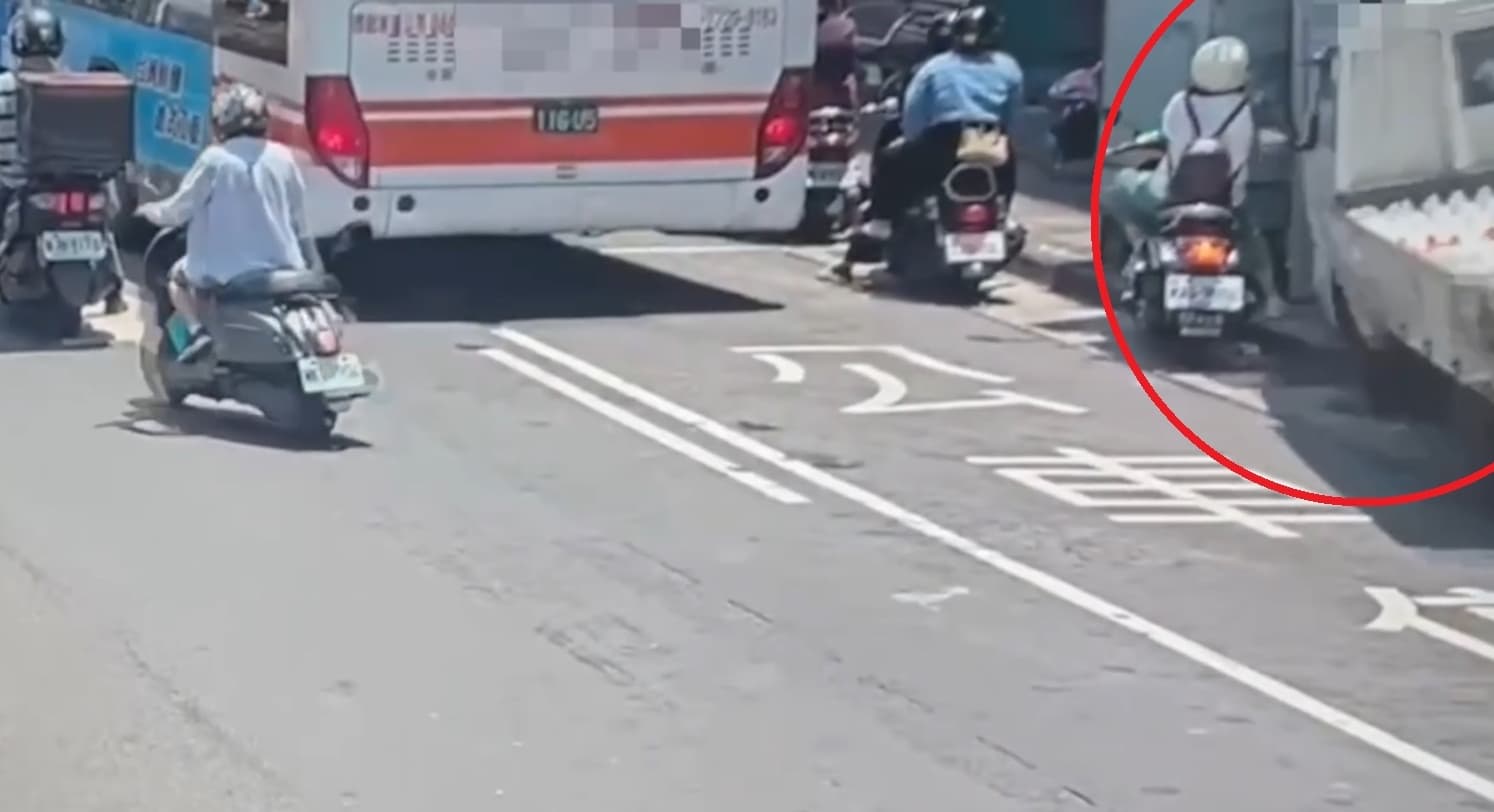 貨車衝上人行道,還差一點撞上停等紅燈的機車(紅圈)。(翻攝畫面)