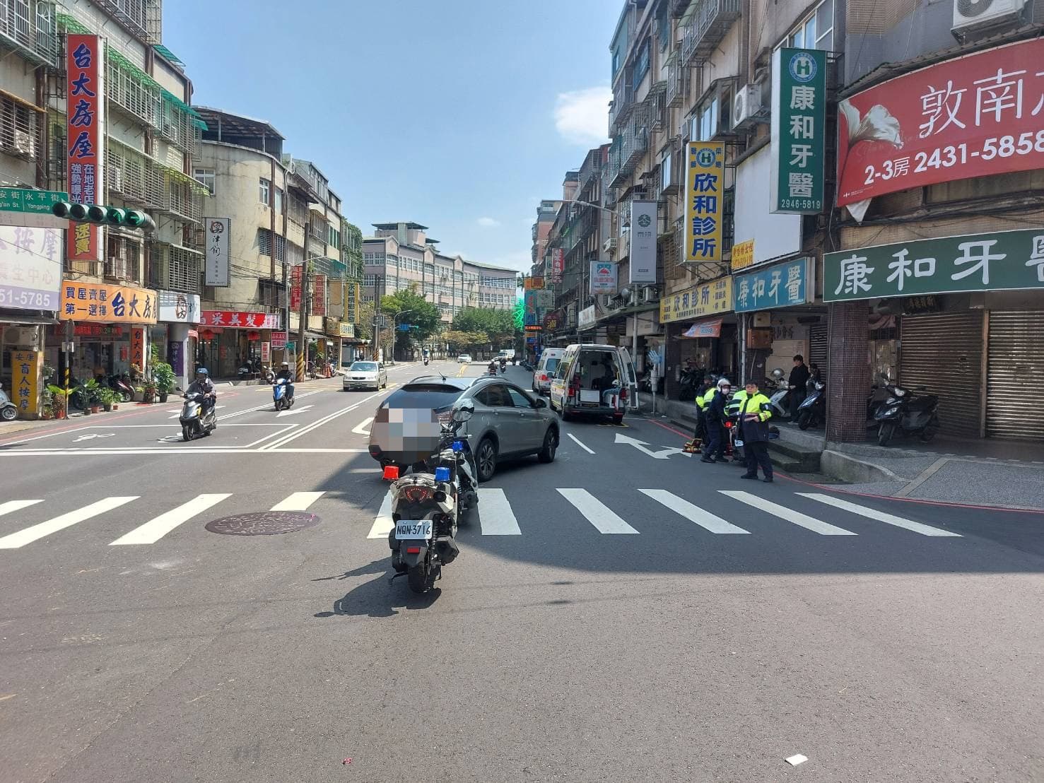警方獲報到場，發現被撞阿嬤全身擦挫傷且有骨折，初步研判是駕駛未禮讓行人。（翻攝畫面）