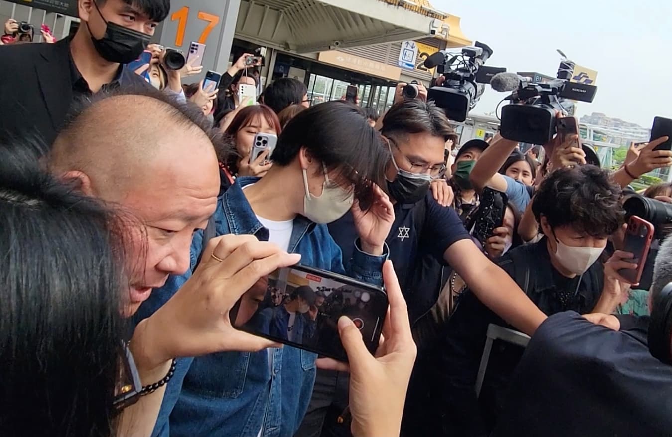 龜梨和也未停下腳步接受拍照,一路隨工作人員引導上車離去。