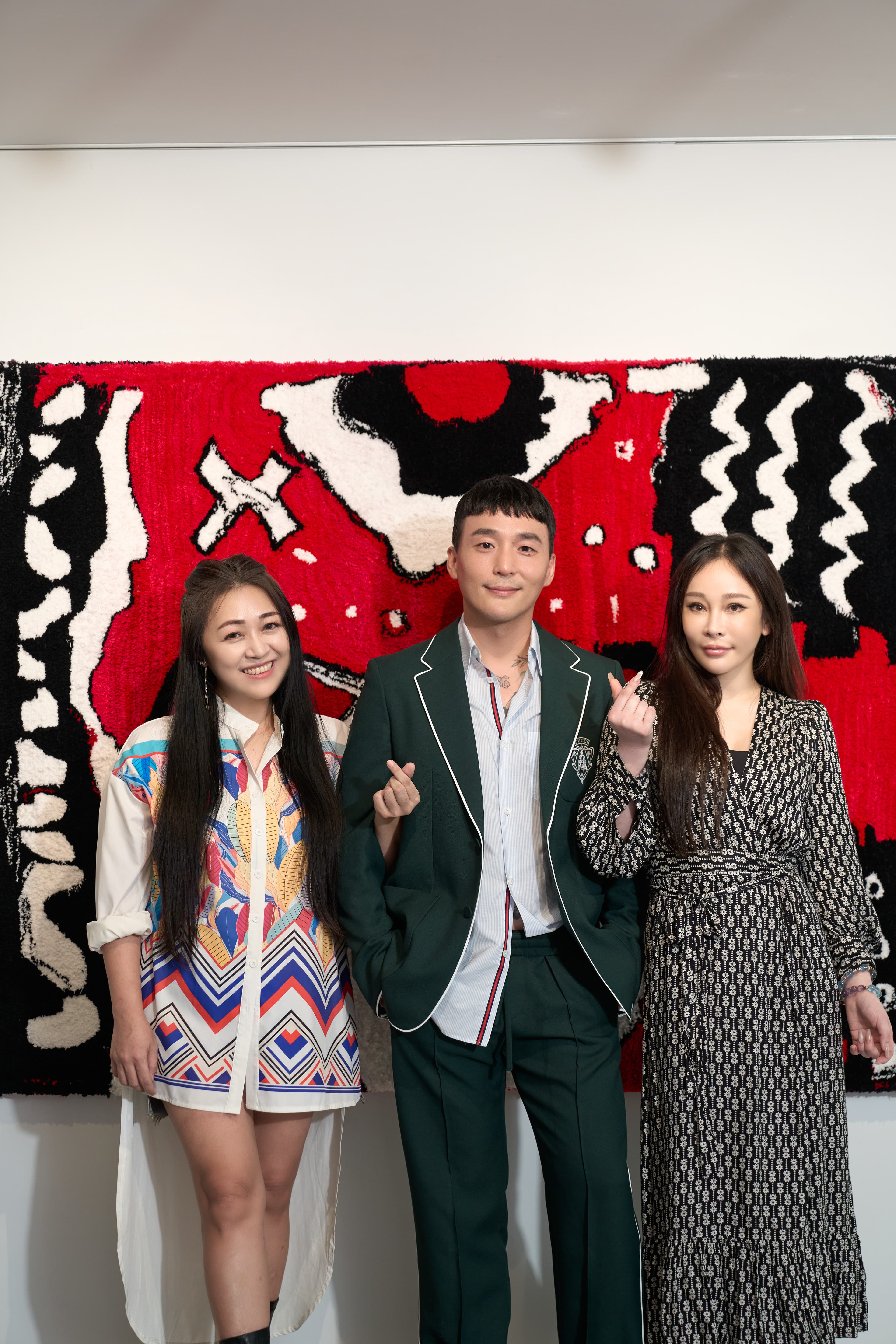 雷沙達巴斯《ROZIQ》個展主理人黃一峰(中),邀來泰雅族歌手温嵐(右)、吳亦帆出席盛會。(理善藝聚空間提供)