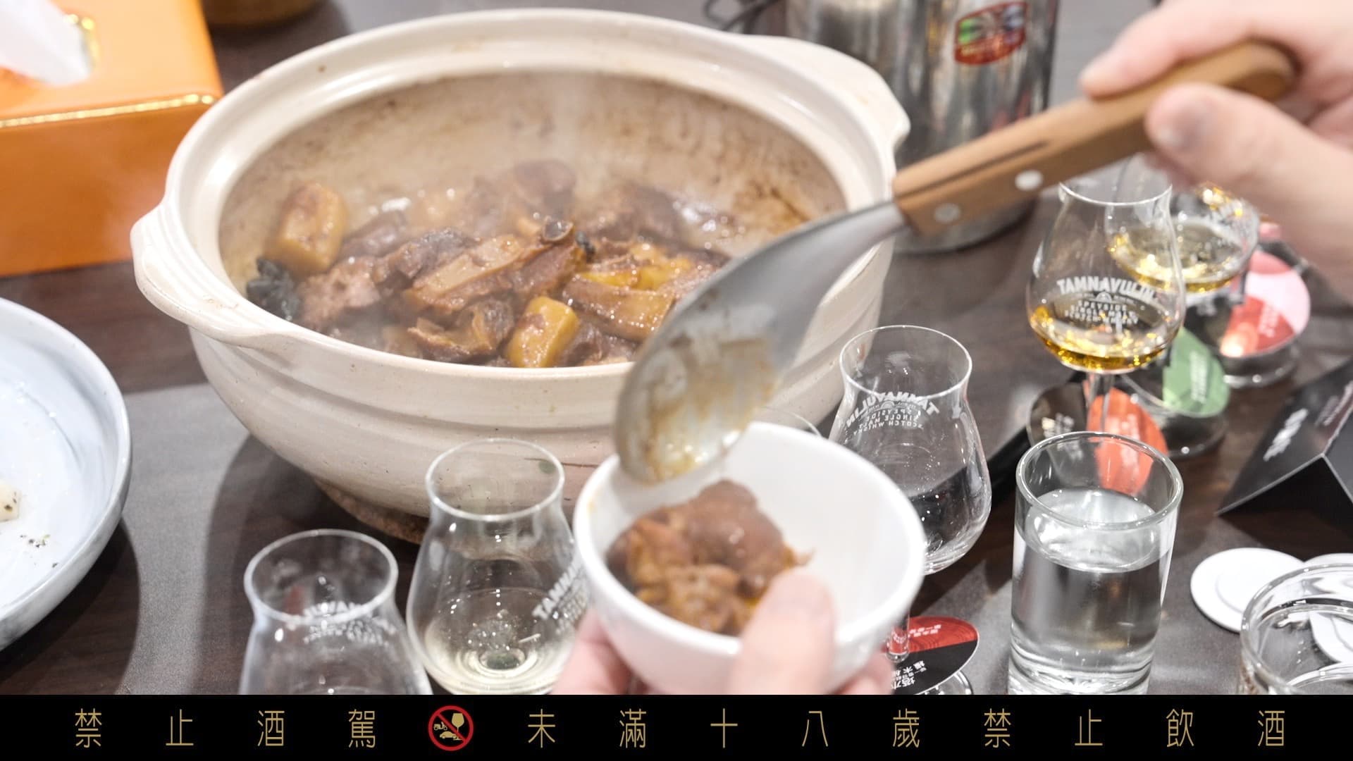 經典上海菜「紅燒排骨年糕」，砂鍋內的濃郁醬汁，與塔木嶺德國黑皮諾紅酒桶的櫻桃、無花果香氣完美交融，甜鹹交織，唇齒留香！