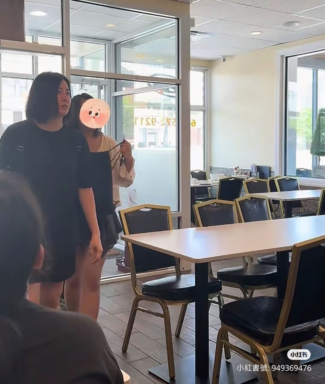 蒙嘉慧跟隨老公鄭伊健在美國開演唱會,被目擊也去了早前鄭伊健去的餐廳,如今的她心寬體胖,差點讓人認不出來。(翻攝自小紅書)