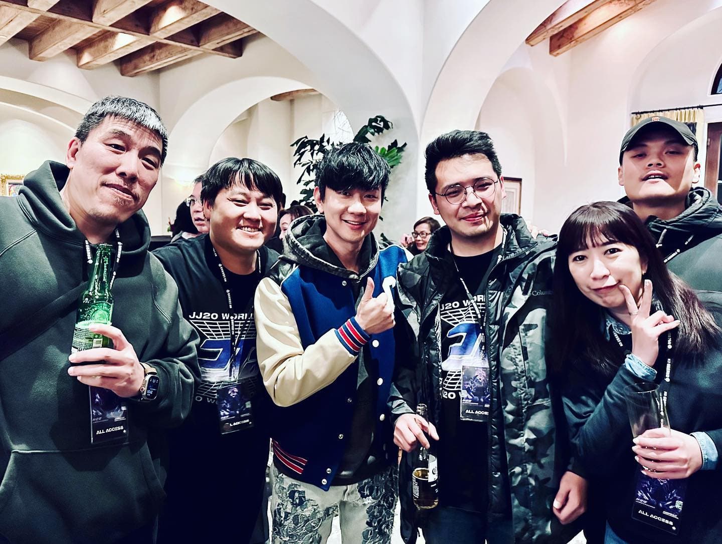 周佑洋(左)擔任JJ20世界巡迴演唱會製作人,海外場結束後,與林俊傑(右)一起慶功。(翻攝自JJ臉書)