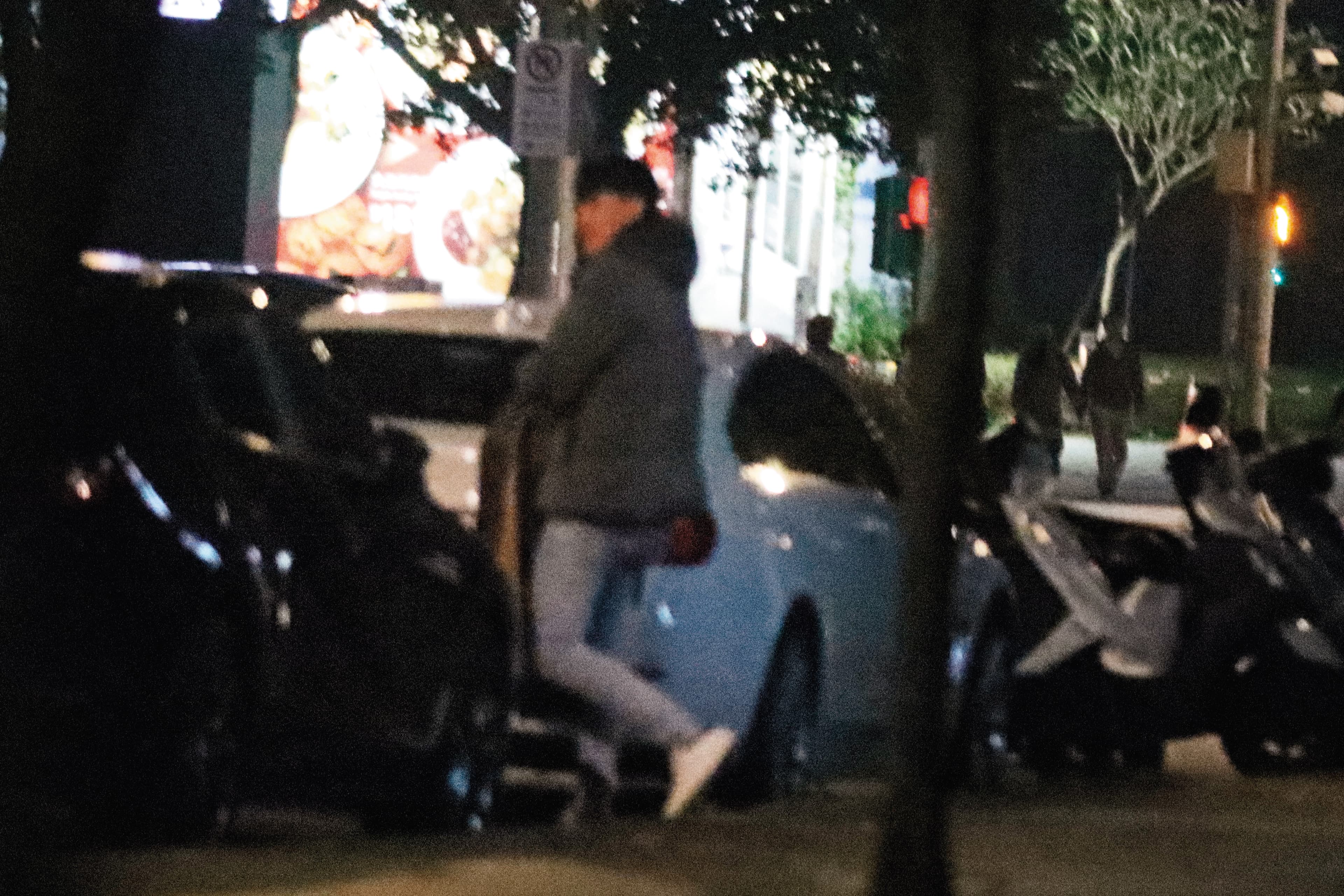 20：42，江大成和友人分開後，上了一輛停在路邊的車，直奔台北車站。