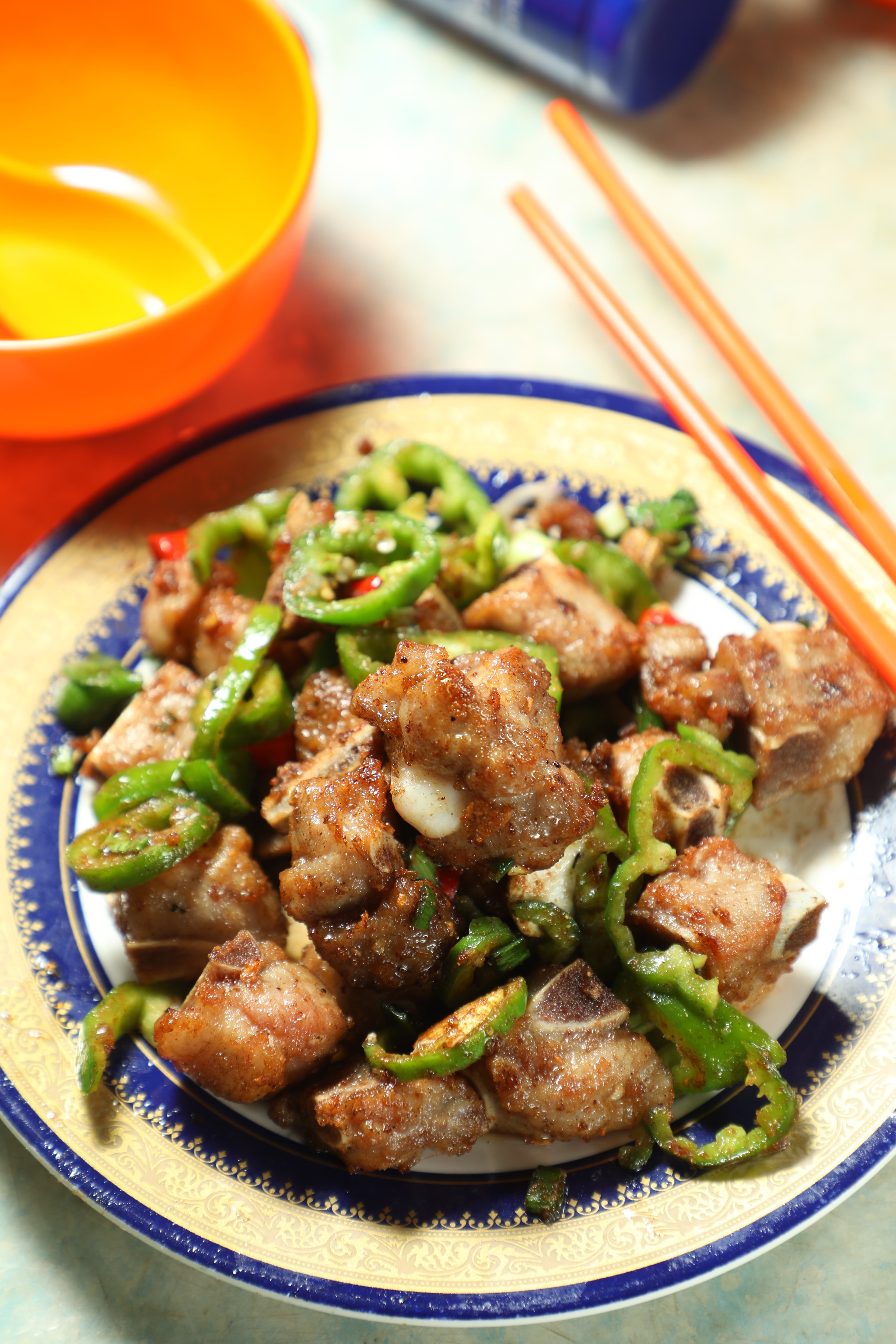 只略微過油的「椒鹽排骨」鹹香適口,也是盛記的必點菜。(港幣81元/份,約NT$305)