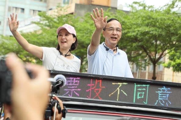朱立倫今陪王鴻薇掃街,被問到童子賢支持罷免傅崑萁一事做出回應。(翻攝自朱立倫臉書)