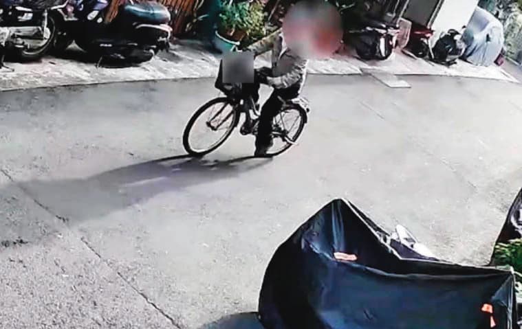  張介宗犯案後，騎腳踏車載了多個手提袋，赴前鎮河丟棄。（翻攝畫面）