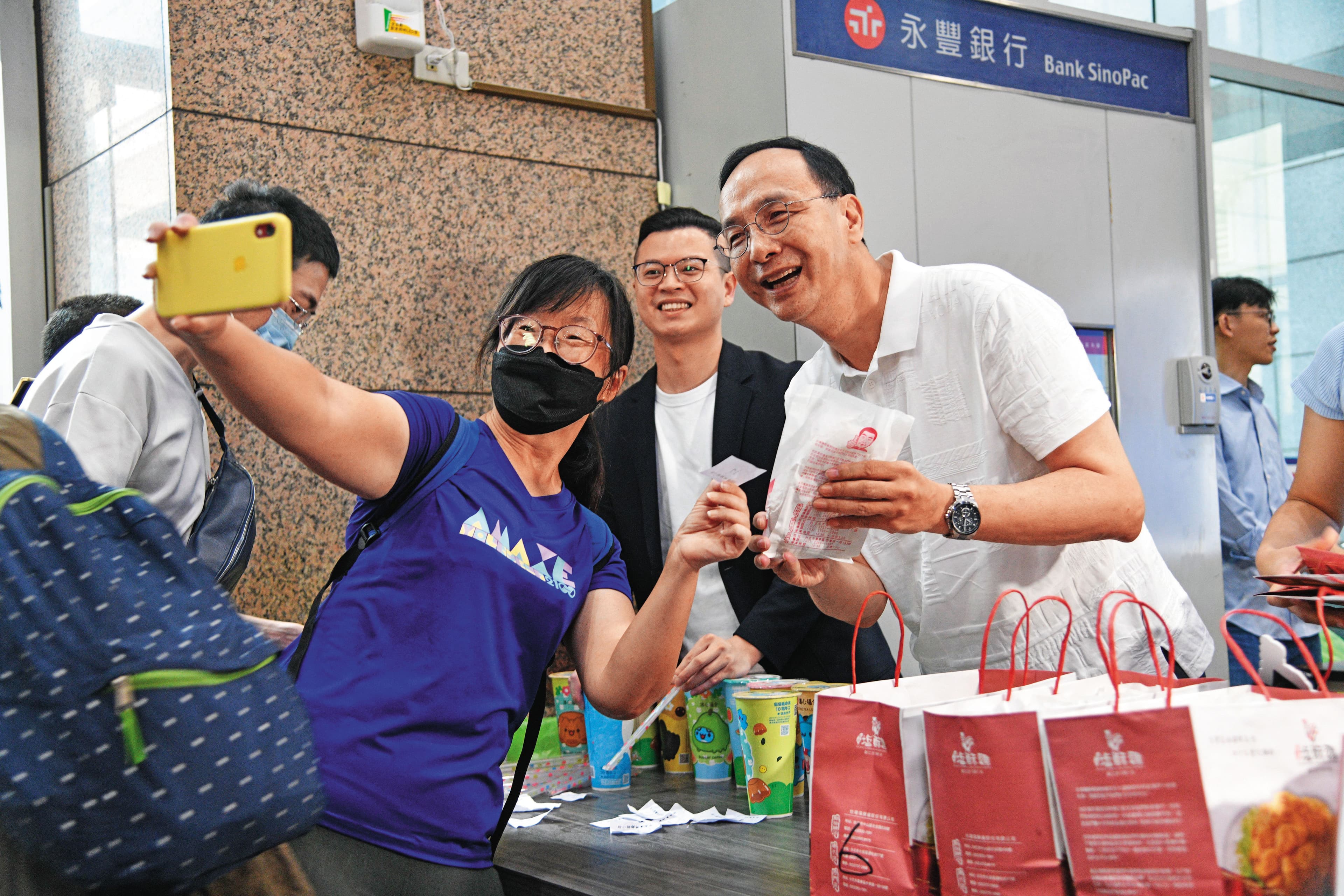 凌濤(中)身兼國民黨智庫副執行長,是黨主席朱立倫(右)的嫡系子弟兵。