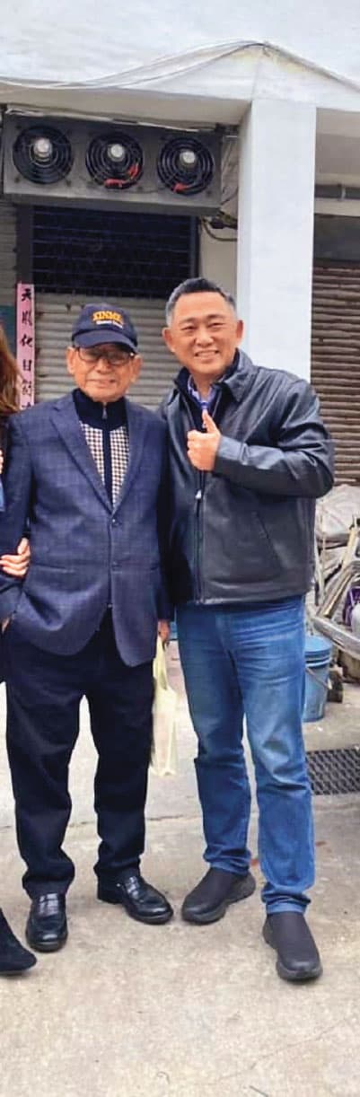 涉弊的金欣海運,現任董事長是楊鎮浯(右)的母親洪玉真,楊父楊肅元(左)則是實際負責人。(翻攝楊鎮浯臉書)