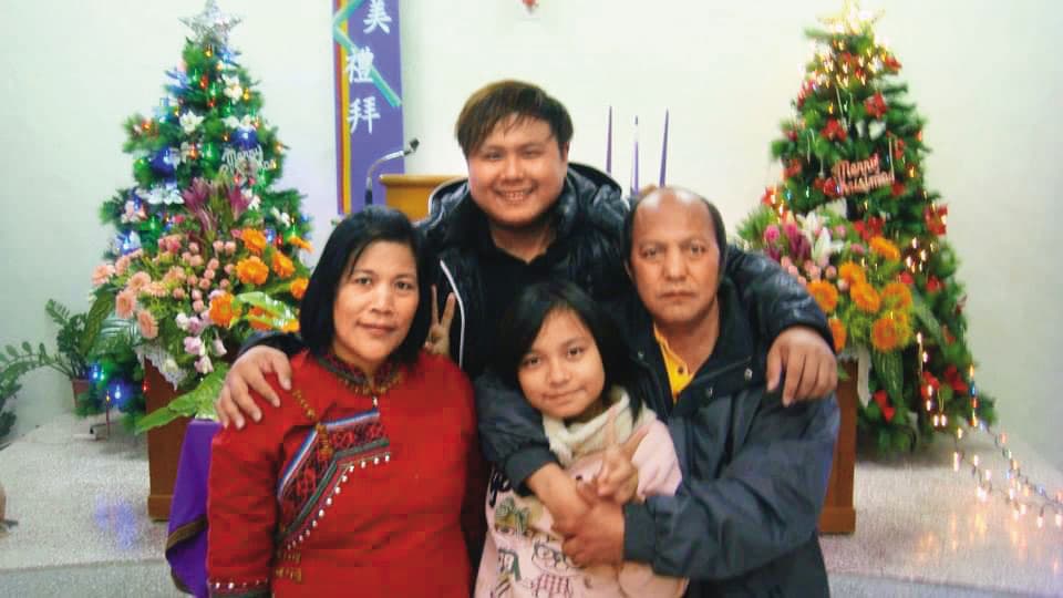 這張是杜偉明少有的全家福。母親驟逝後他回鄉照顧妹妹,如今妹妹已順利讀大學。(杜偉明提供)