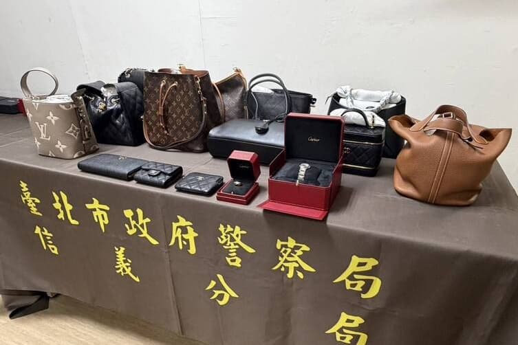 檢方在江女的住處查扣大量精品名牌包。(翻攝畫面)