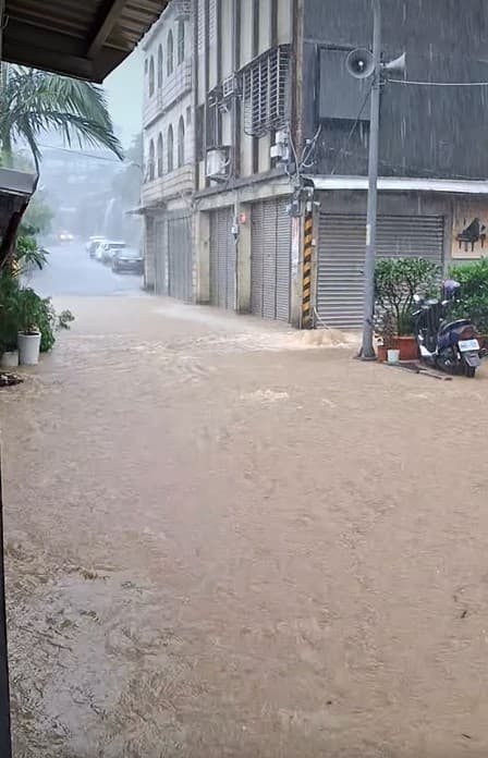 新北瑞芳深夜至清晨降雨量為全國之最，導致區內大小災情頻傳，今早瑞芳老街又是一片汪洋。（翻攝自臉書社團「瑞芳大小事」）