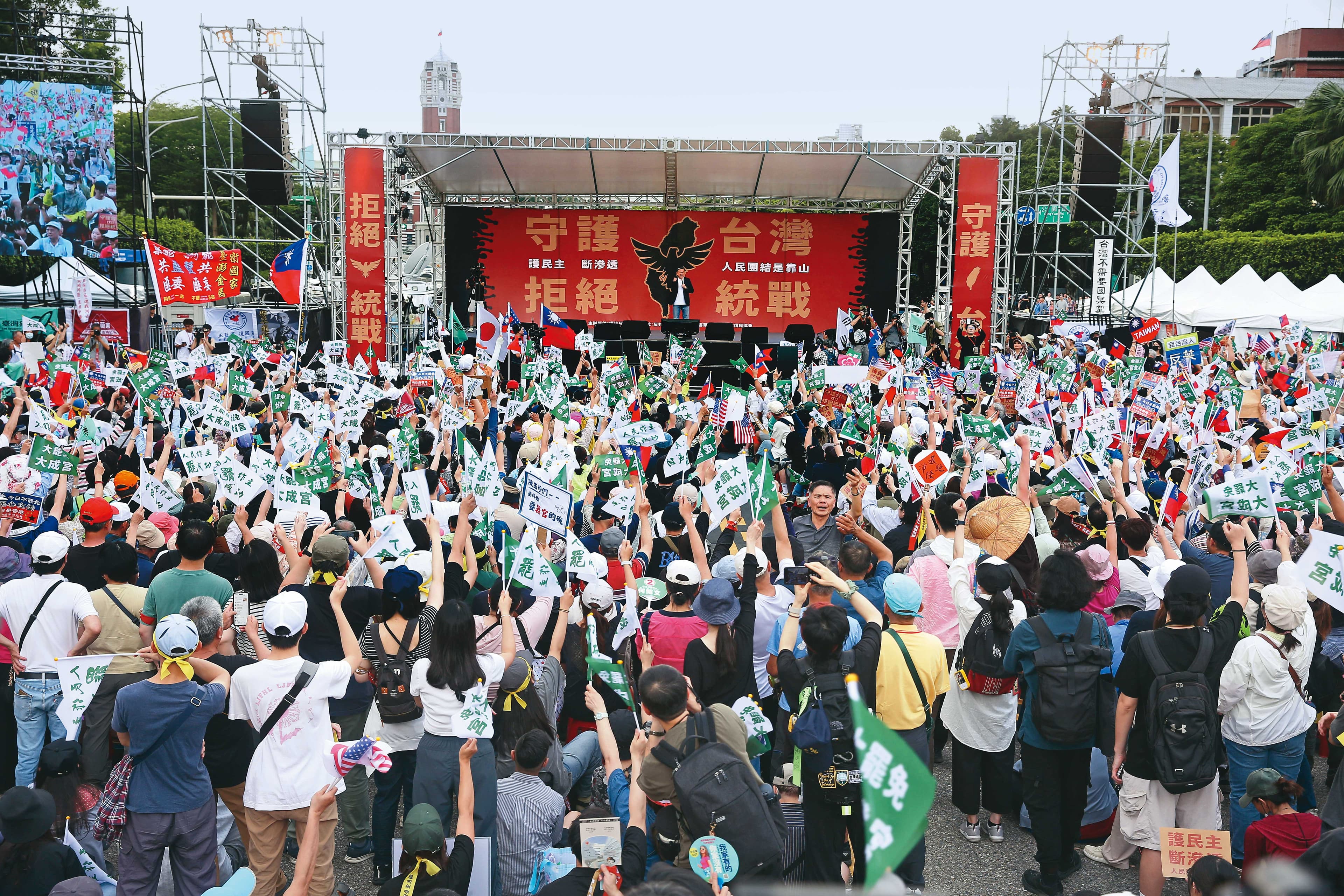 19日罷團在凱道集會，現場國旗與台獨旗齊飄揚。（鏡報新聞網）