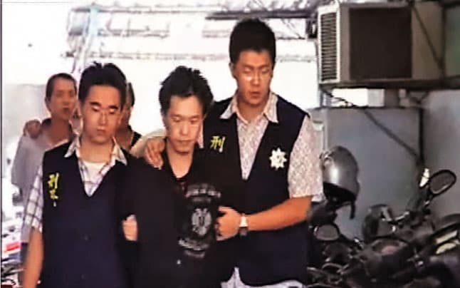 警方掌握死者的前男友簡姓男子(前中)涉有重嫌,循線將他逮捕。(東森新聞提供)