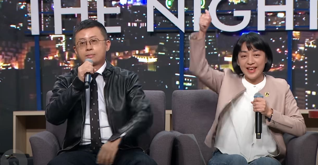 呱吉表示政黨票會投給時代力量,一旁的王婉諭聽了超開心。(翻攝自STR Network YT頻道)