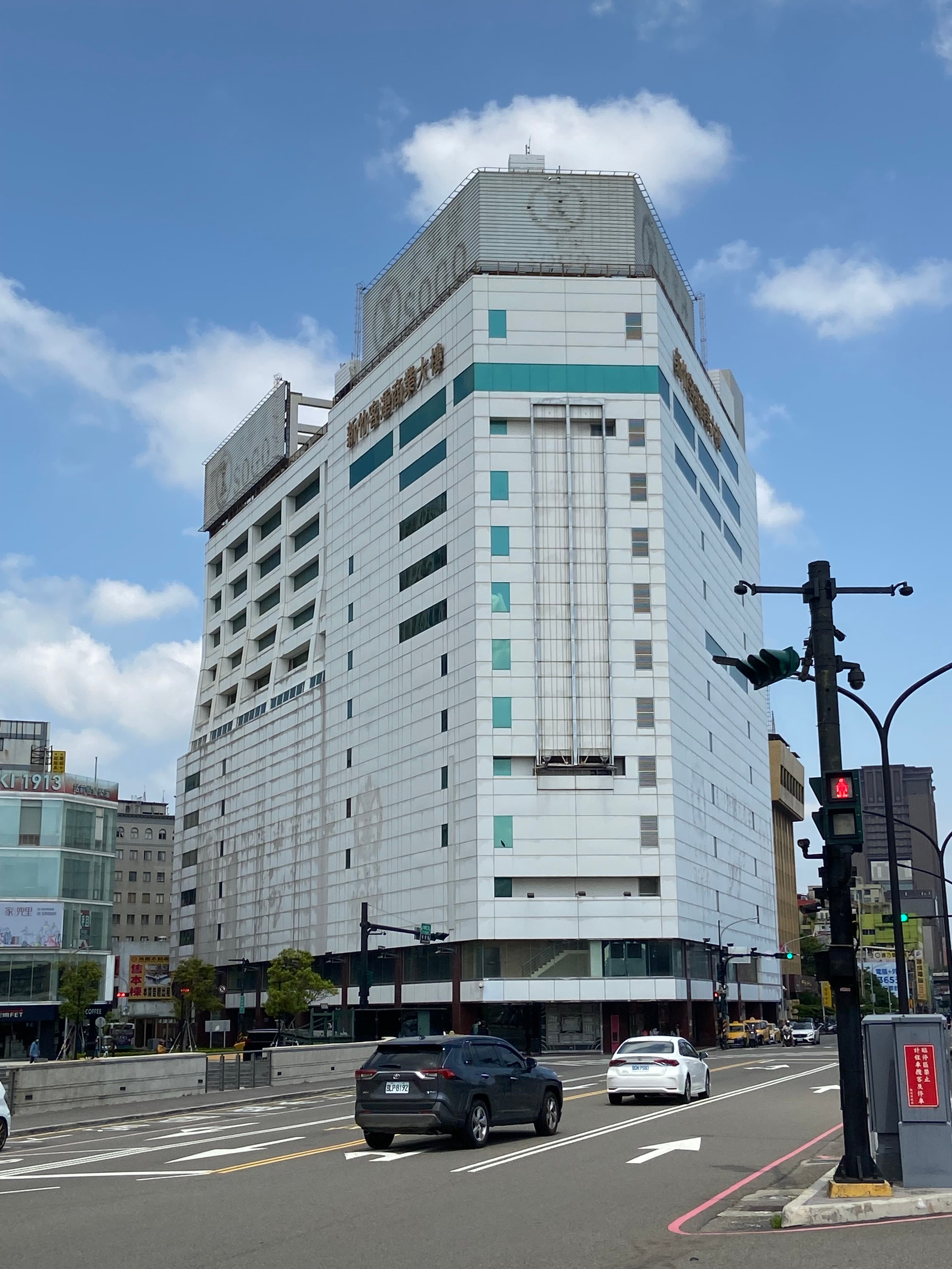 SOGO新竹站前店陪伴新竹市民近20年,於2019年8月底因租約到期收攤。