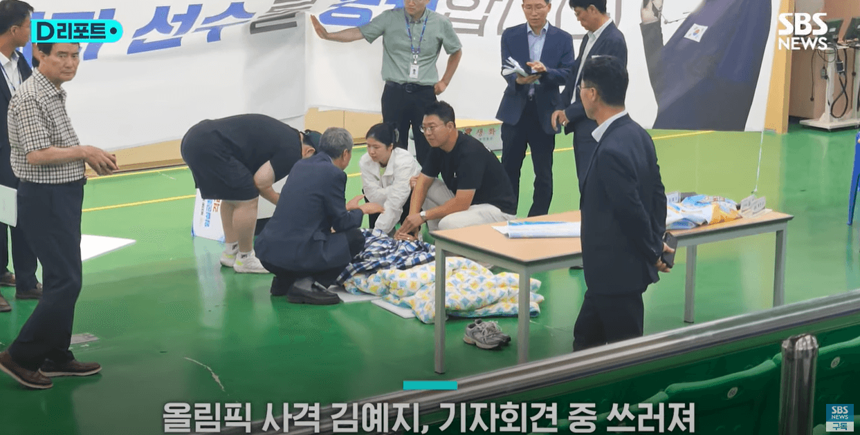 金藝智今在記者會途中,突然昏倒。(翻自SBS畫面)