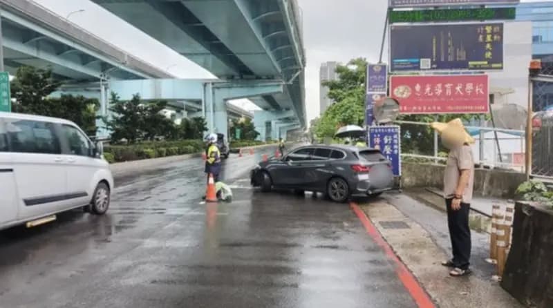 張女昨早在前往學校的路上遭遇車禍，撞擊致安全帽脫落，頭部重傷搶救不治。（翻攝畫面）