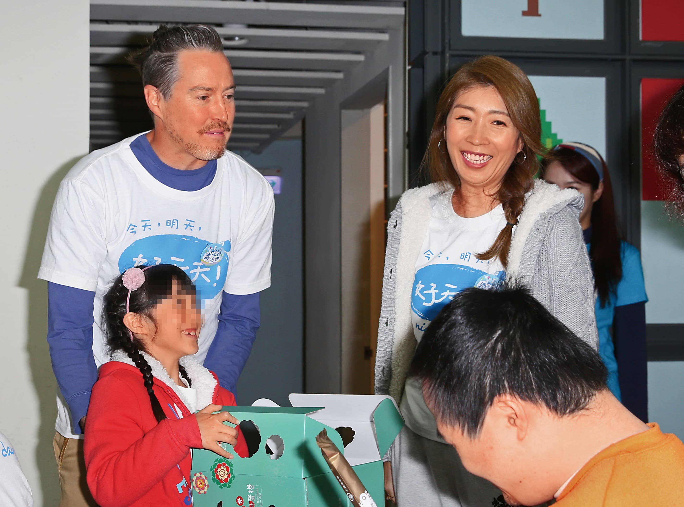 黃嘉千和夏克立一家曾以幸福形象在演藝圈活動，此情此景不復以往。