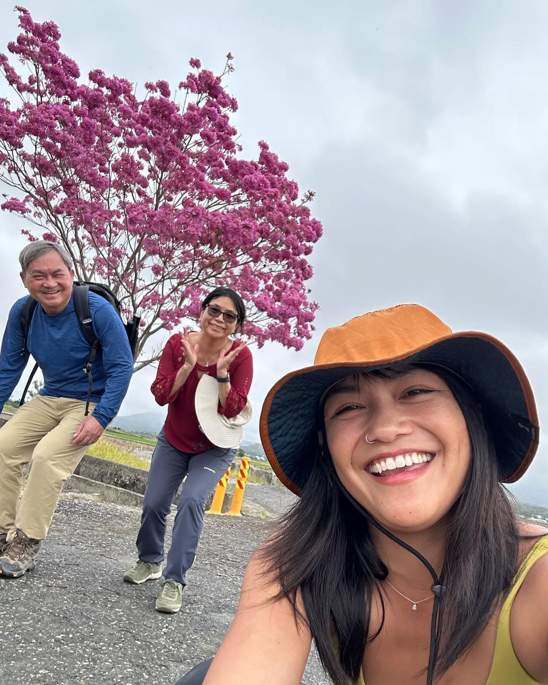Karen曾在2023年與父母回到台灣旅遊,3人俏皮與櫻花樹拍照。(翻攝IG/@karenschuang)