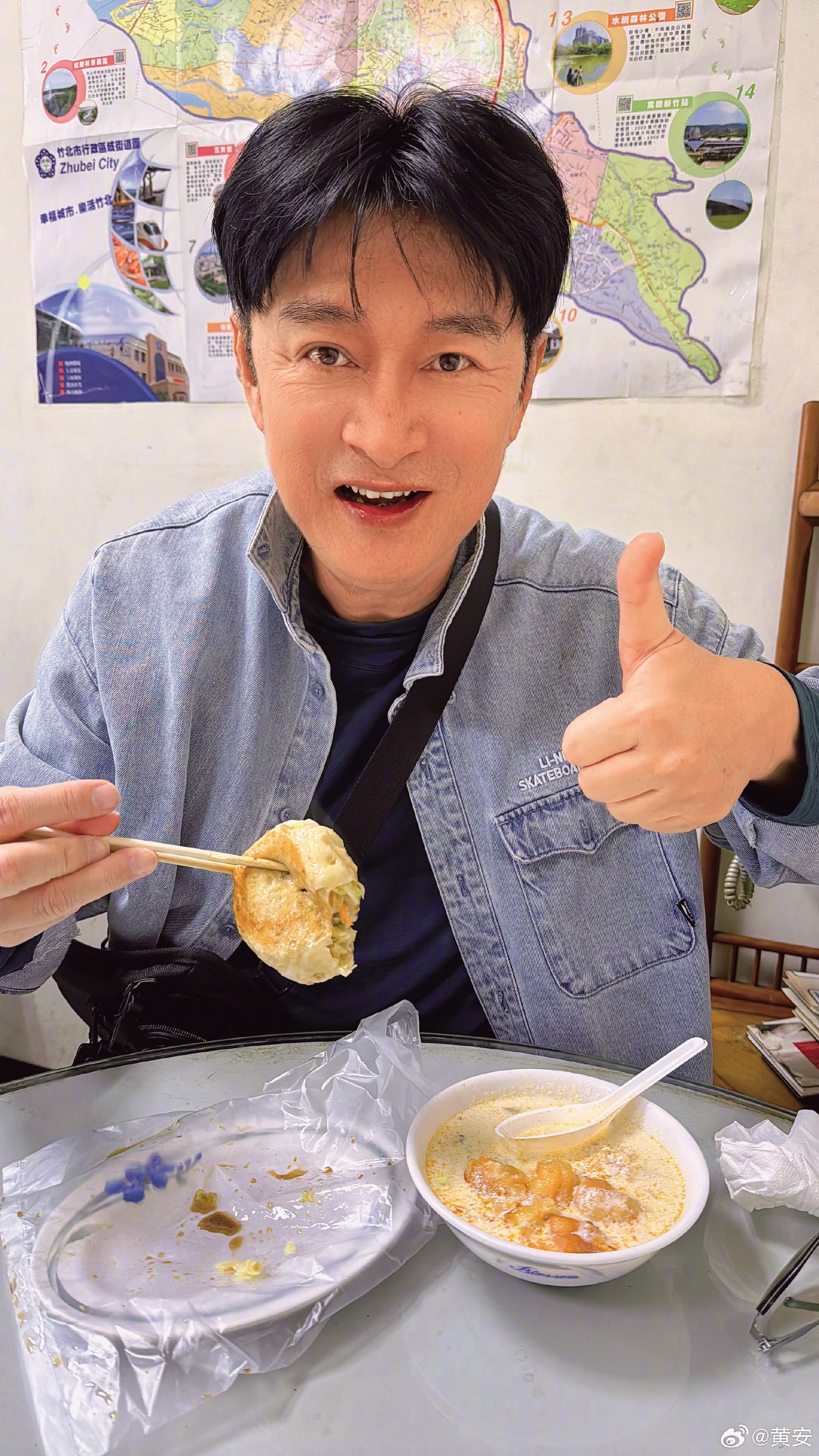 黃安過年返台探親,並去姐姐的店解鄉愁。(翻攝自黃安微博)