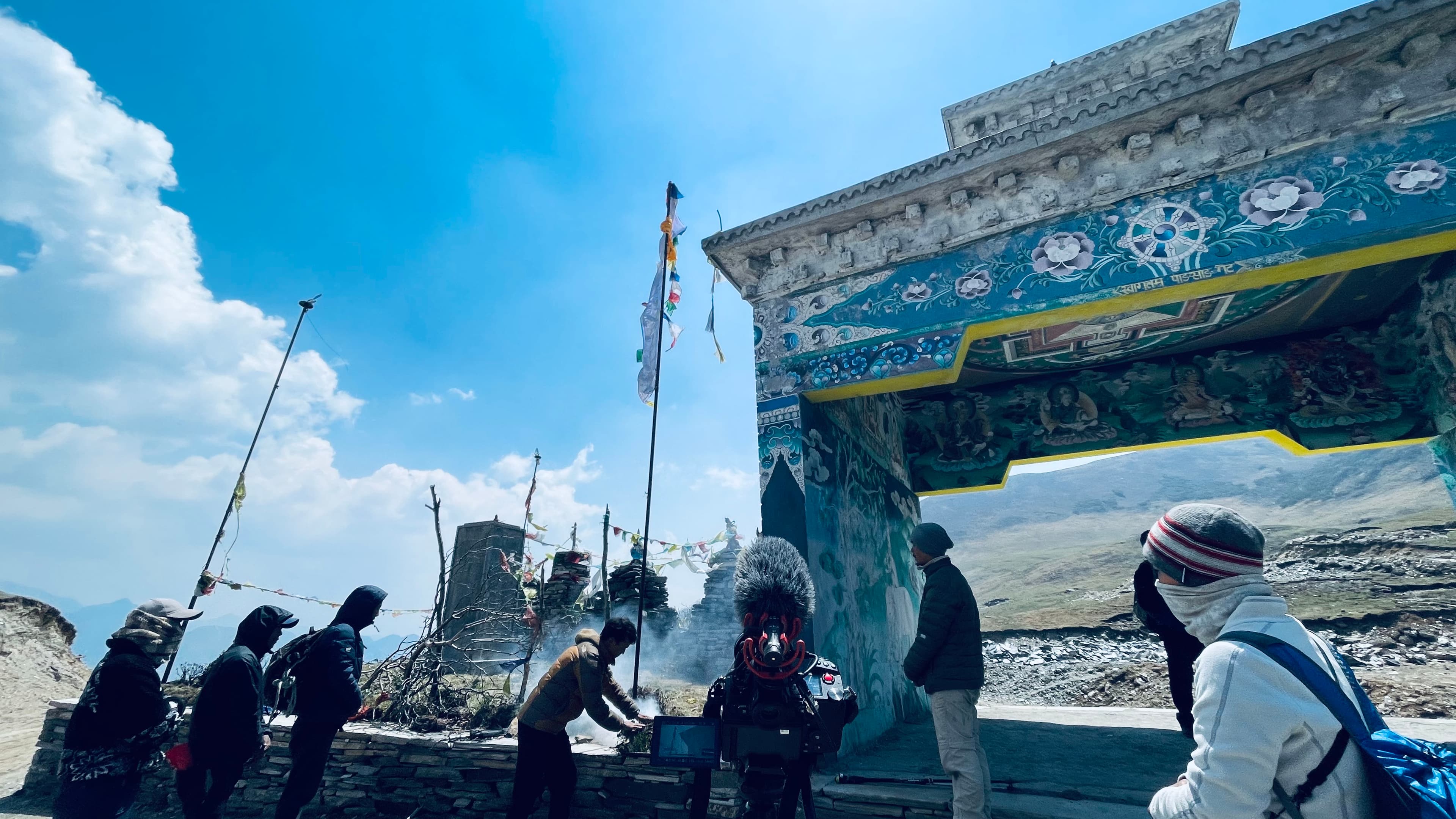尼泊爾當地攝影師已有在高山拍攝的經驗，器材充電也不是問題。（羅苡珊提供）