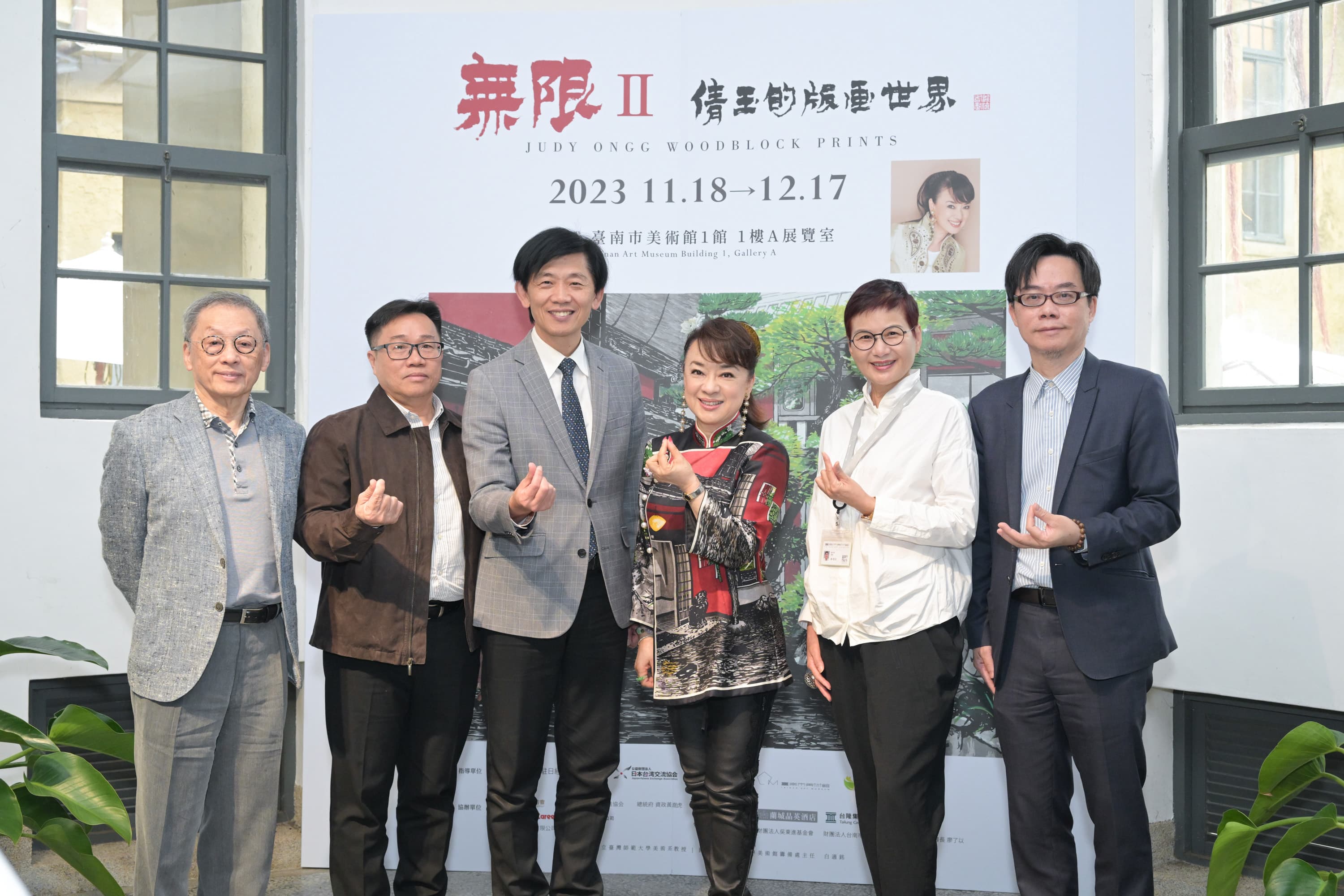 翁倩玉希望參觀版畫展能感受到平安,使心靈平靜。(台南市美術館提供)
