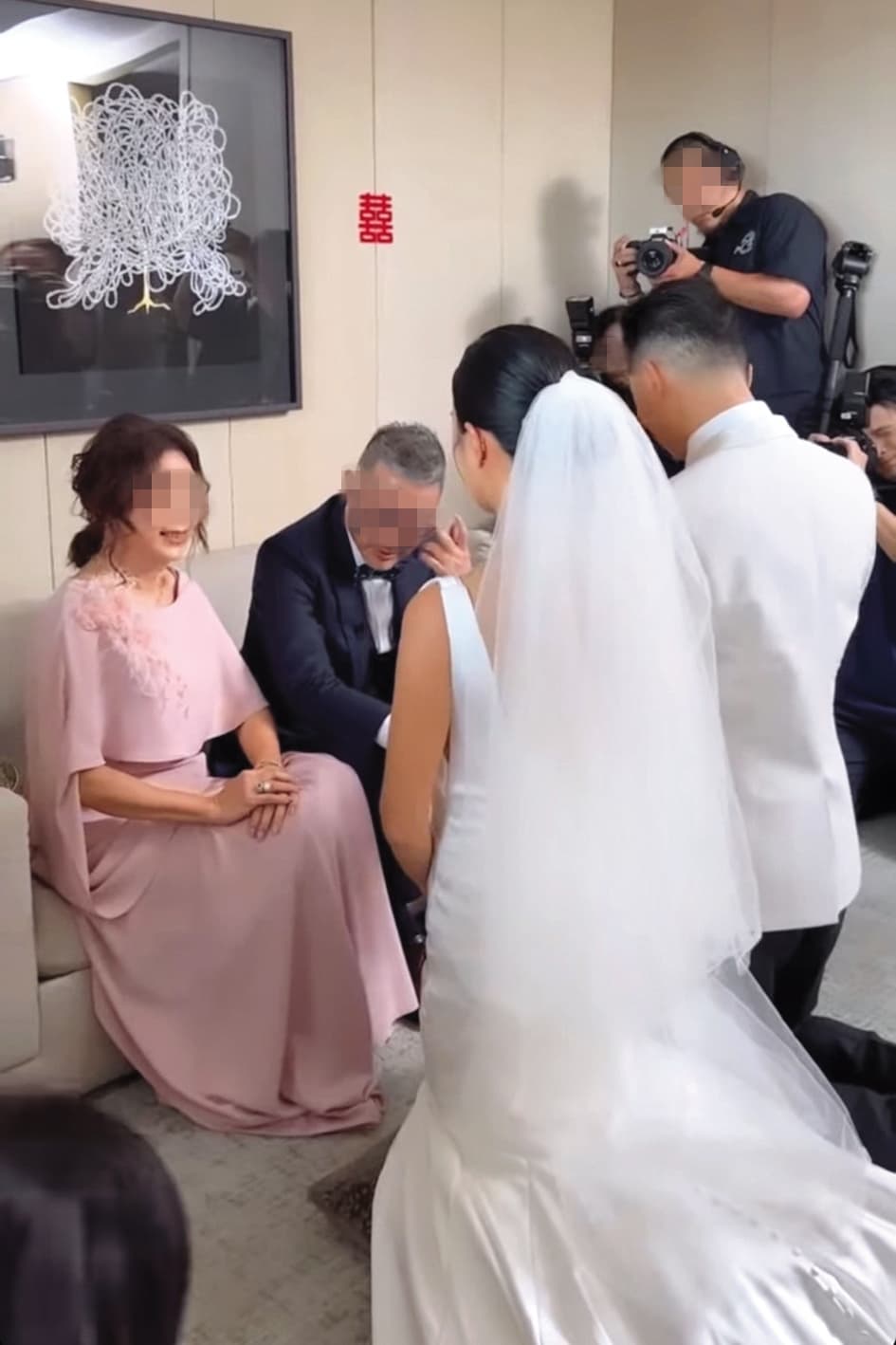 譚以欣與Eric向女方爸媽行禮。(翻攝自譚以欣IG)