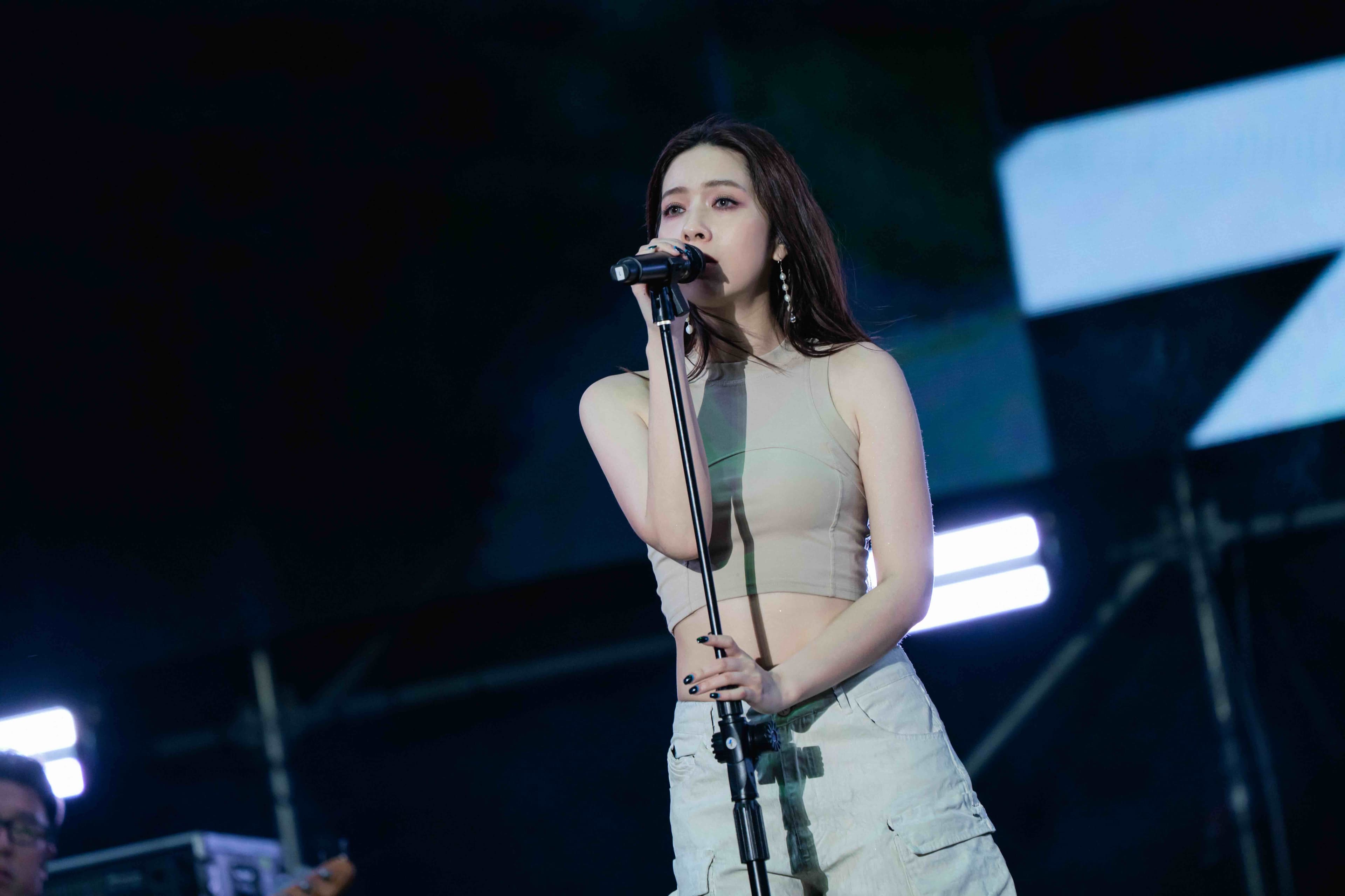 告五人以招牌歌〈帶我去找夜生活〉引爆全場。(KKLIVE、混血兒娛樂提供)