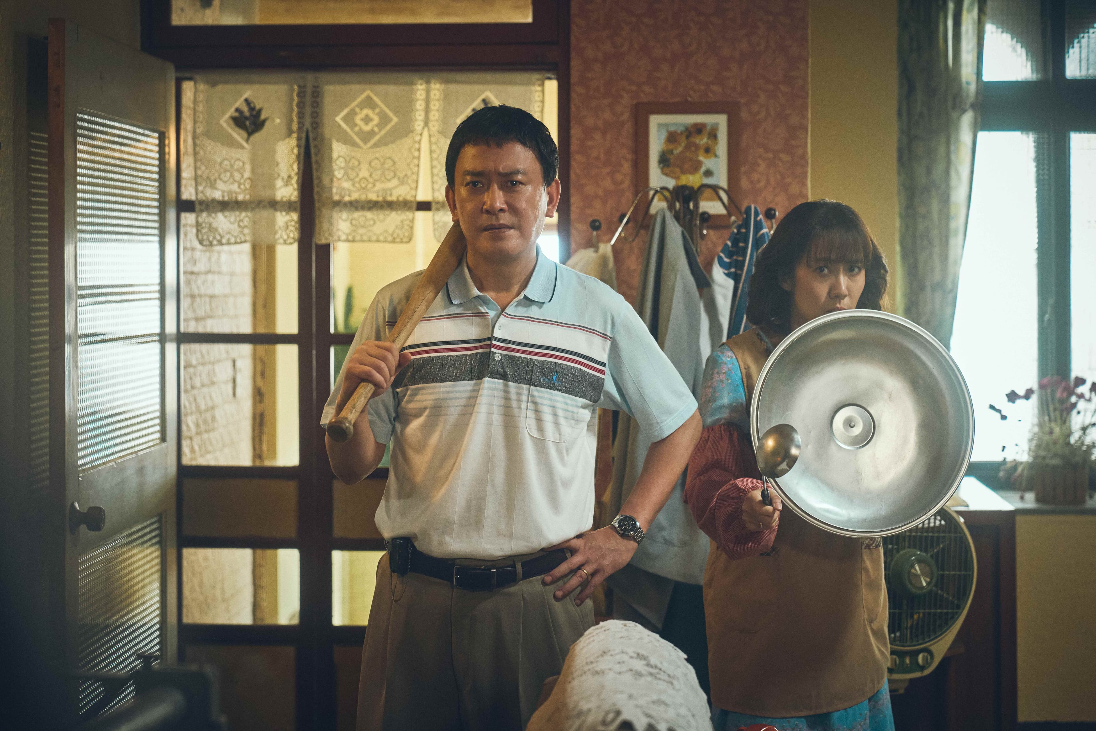 《成功路上》劉昆明（王識賢飾演）、羅秀萍（張詩盈飾演）防備外來者。（華視、公視台語台提供）