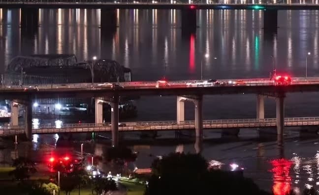 事件發生約5分鐘後，救護車和警車皆已抵達現場。（翻自《NEWS 1》）
