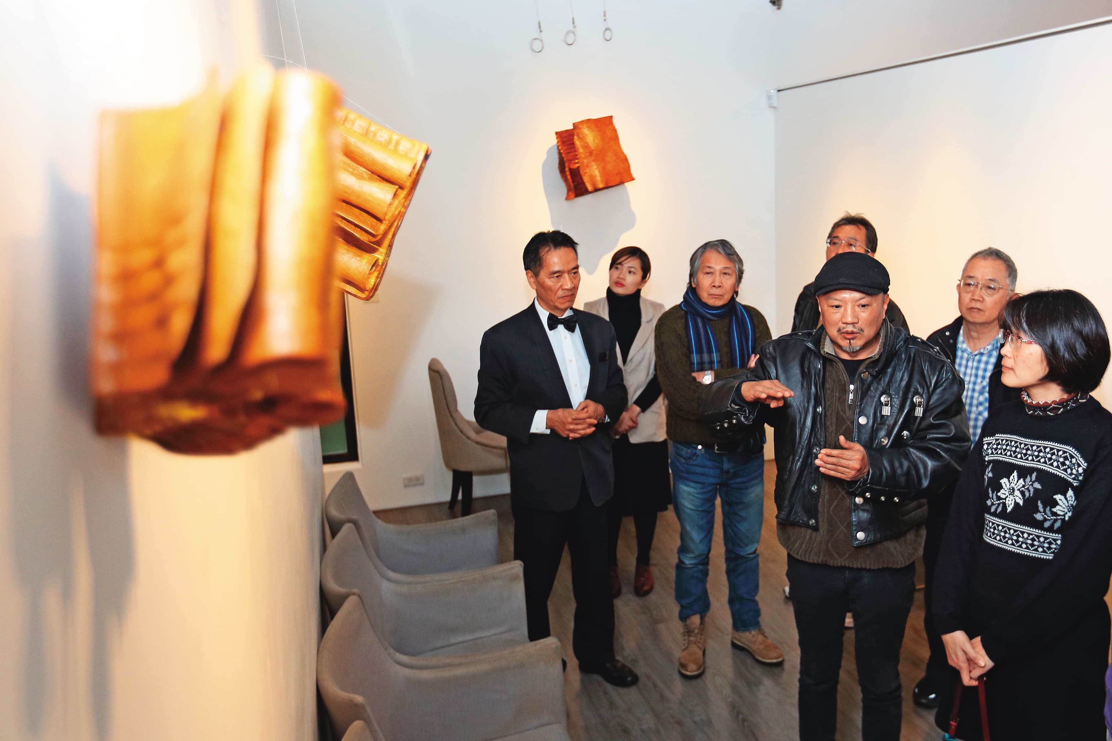 2018年梁平正(前右2)在台北沾美藝術庭苑展出《是與非》個展。